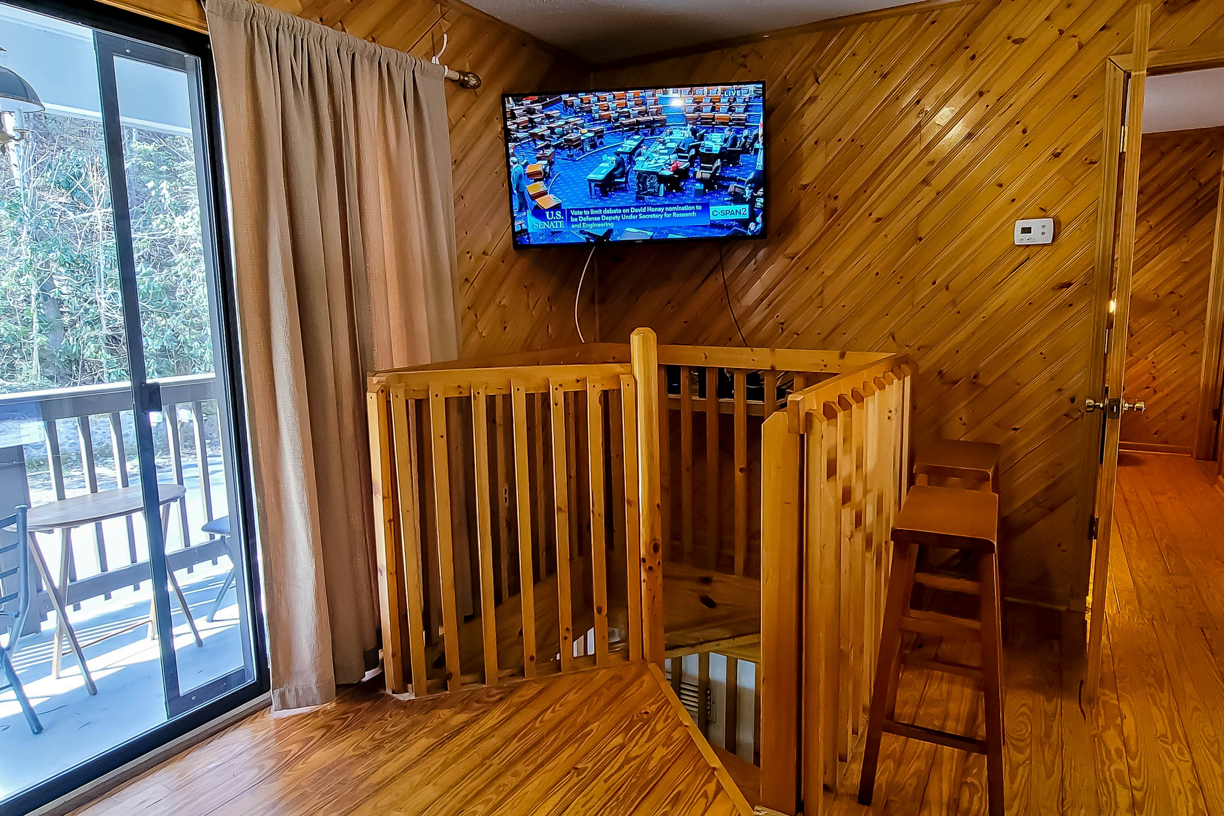 Cozy Creekside Cabin, Sleeps 12・Decks・Free Tickets
