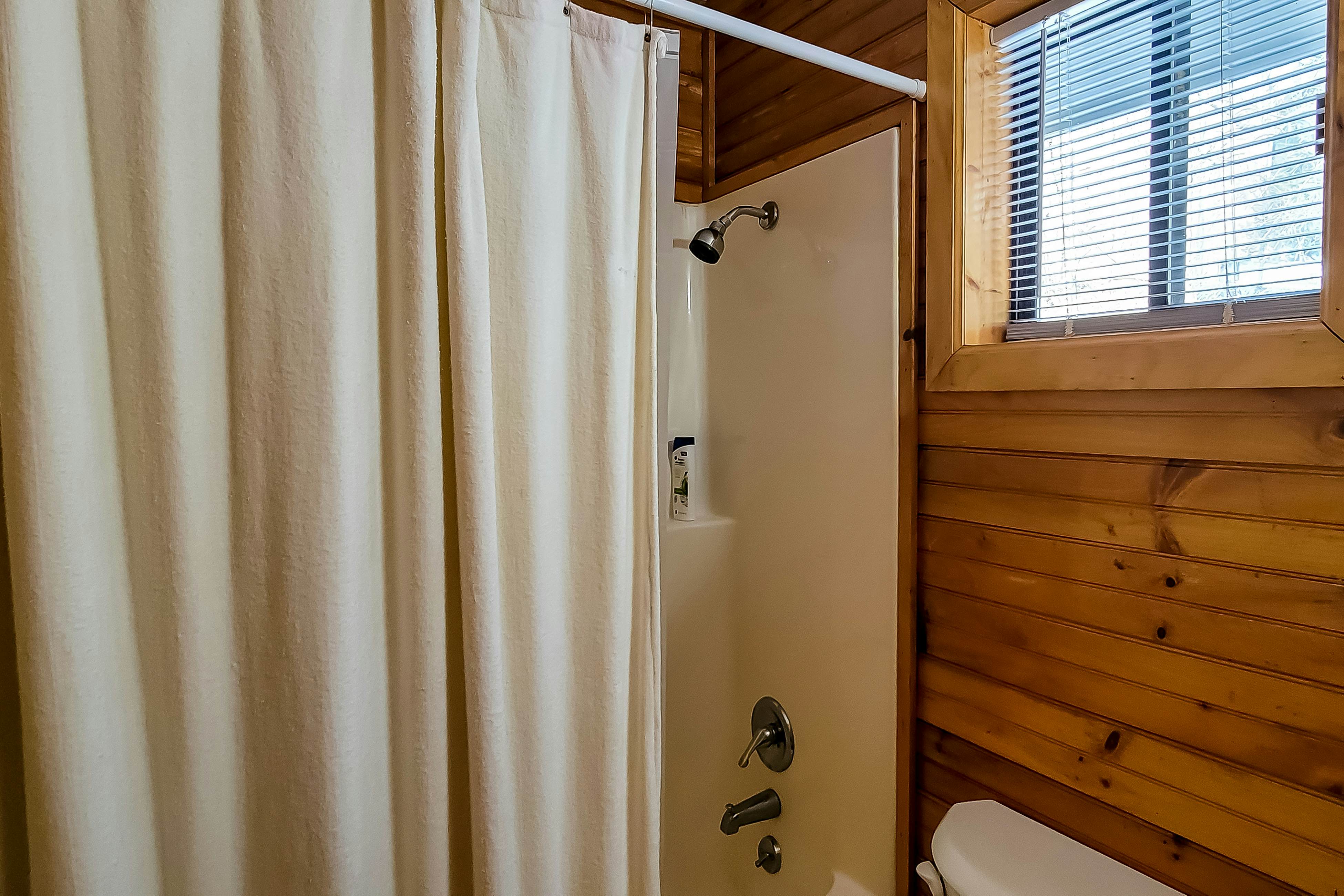 Cozy Creekside Cabin, Sleeps 12・Decks・Free Tickets