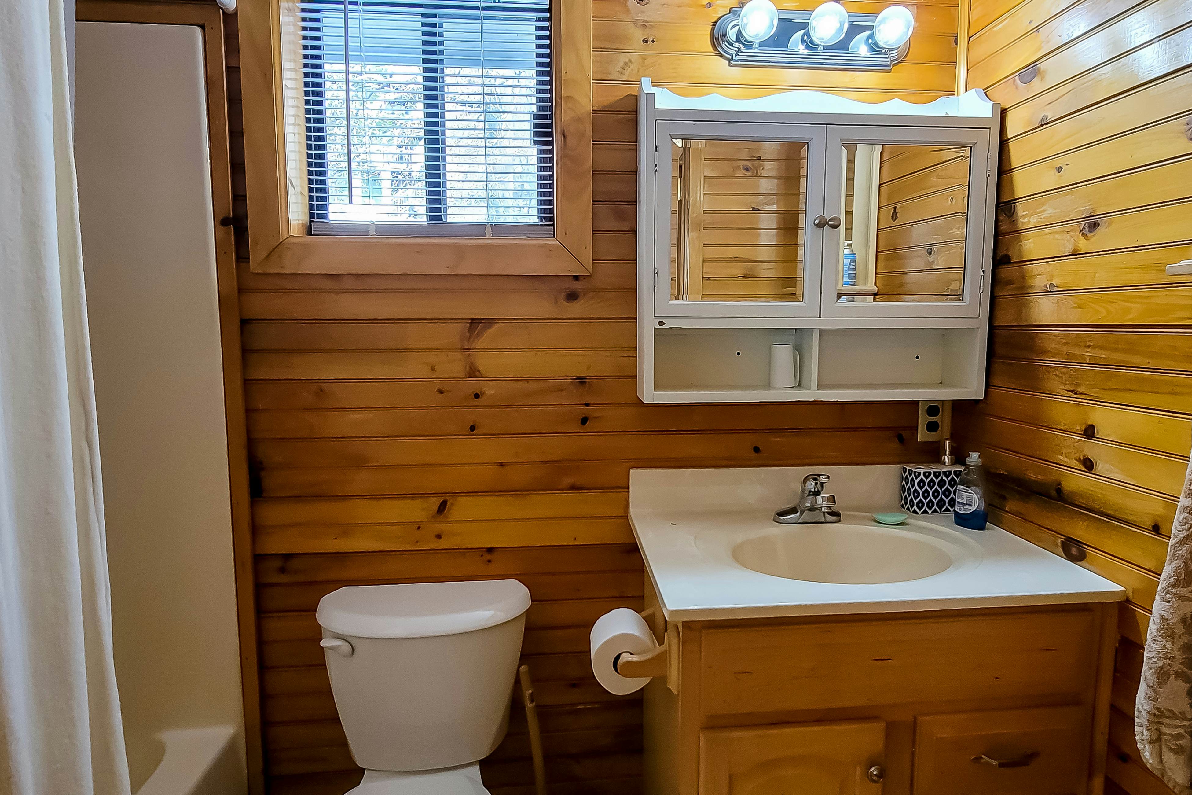 Cozy Creekside Cabin, Sleeps 12・Decks・Free Tickets