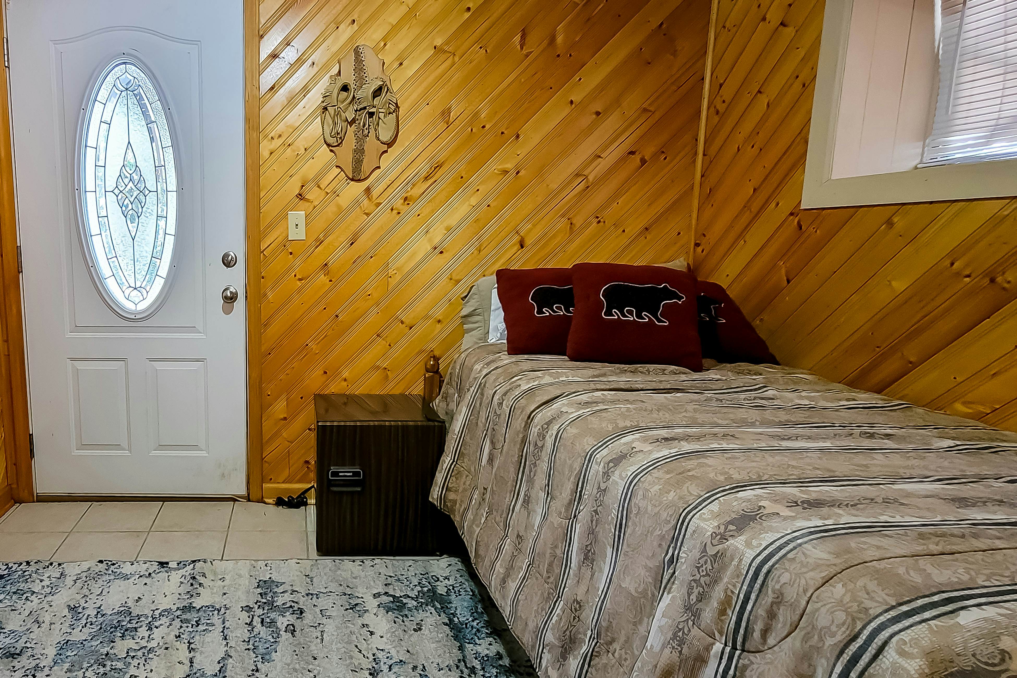 Cozy Creekside Cabin, Sleeps 12・Decks・Free Tickets