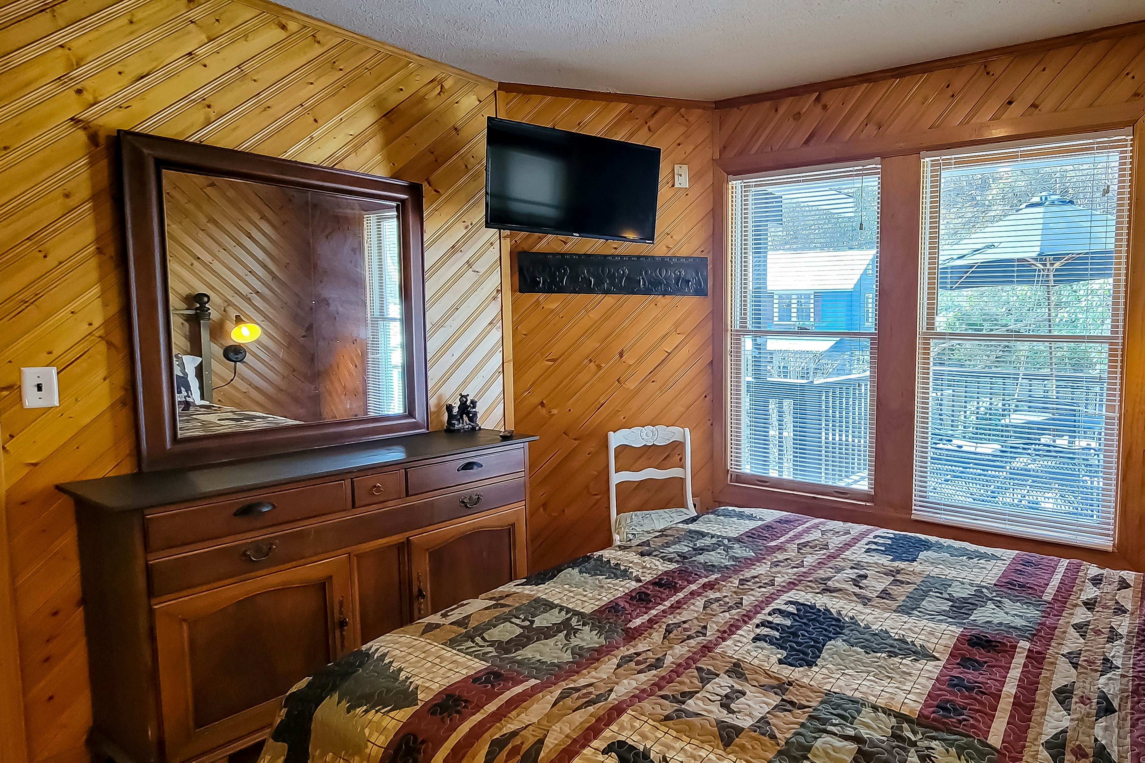Cozy Creekside Cabin, Sleeps 12・Decks・Free Tickets