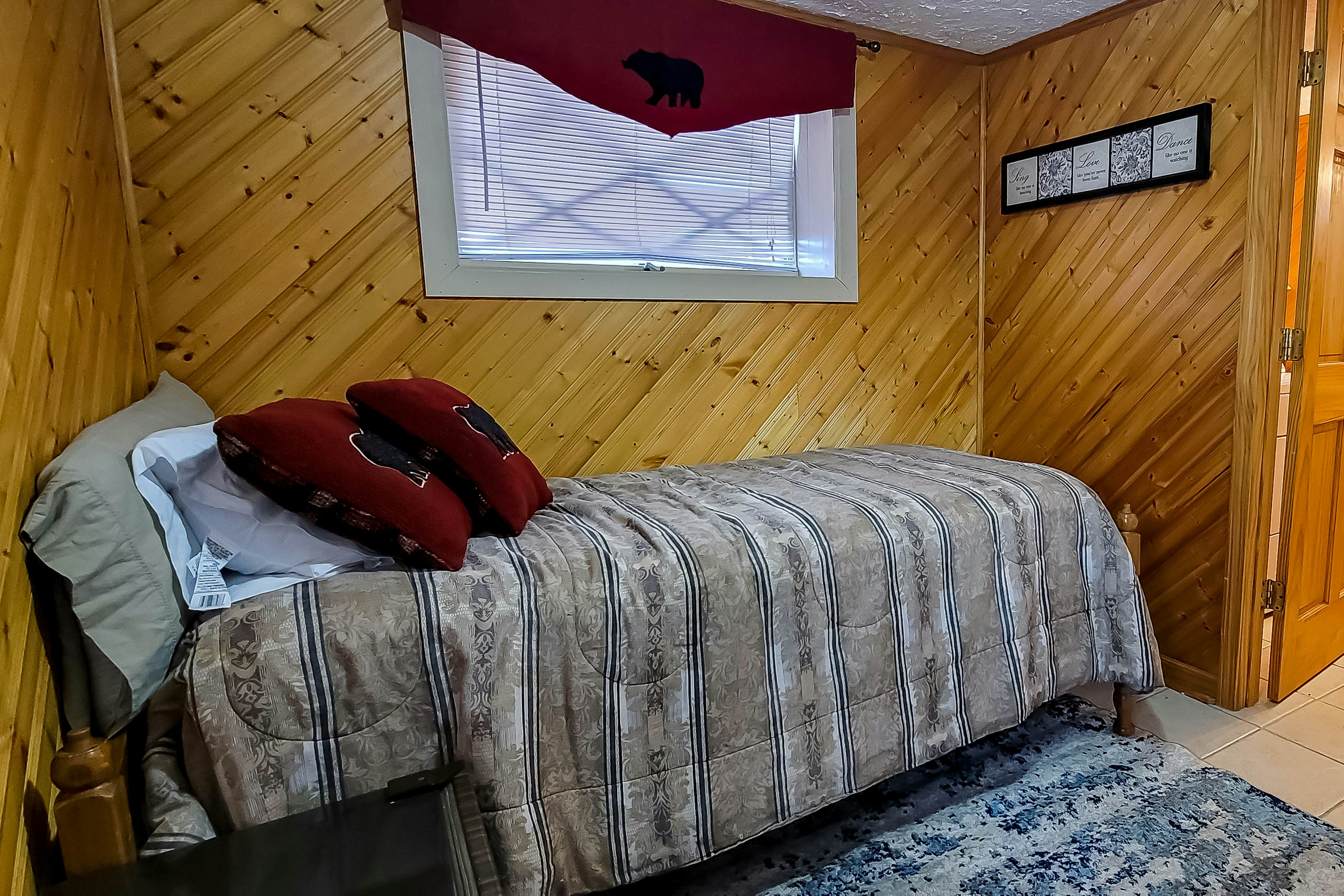 Cozy Creekside Cabin, Sleeps 12・Decks・Free Tickets