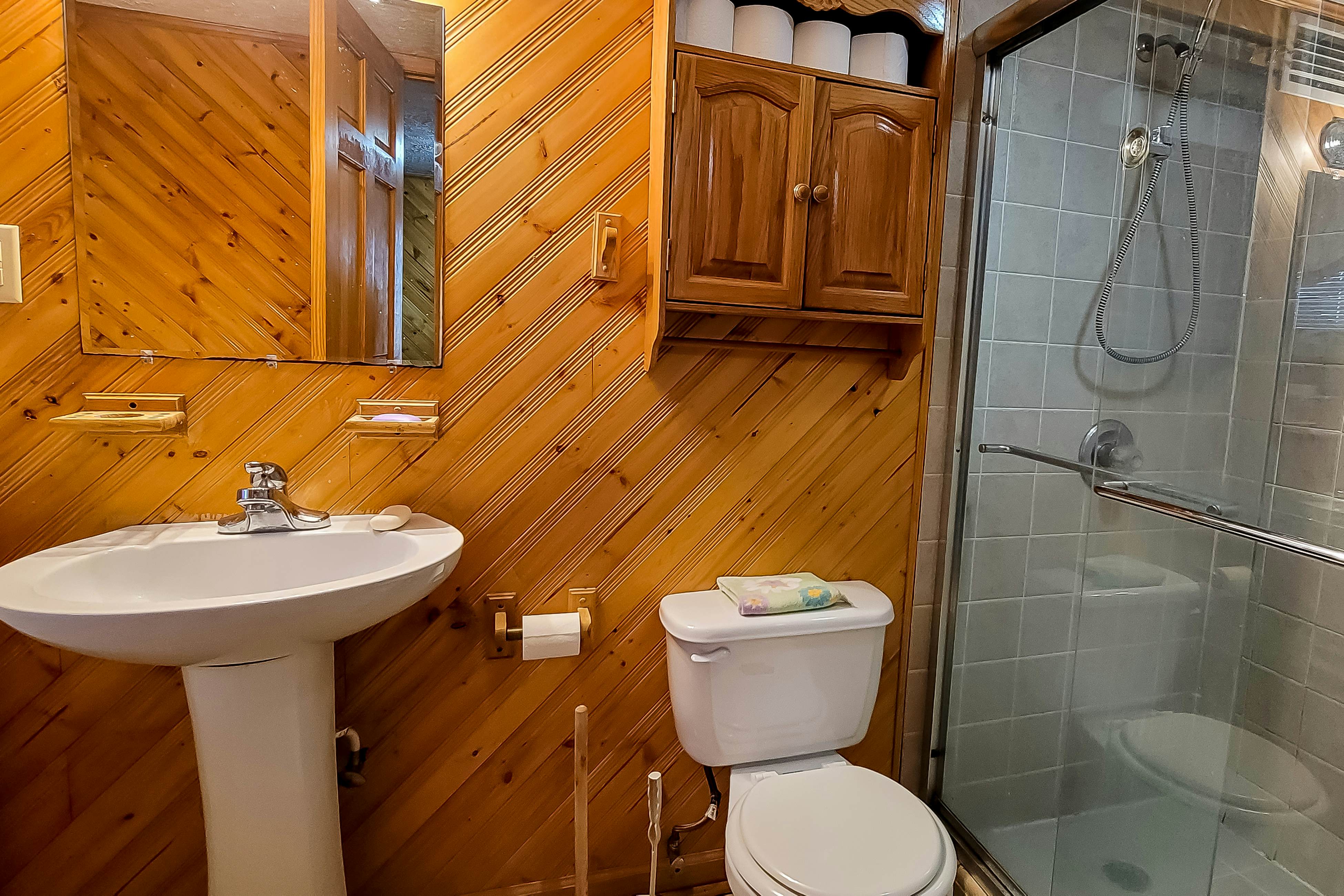 Cozy Creekside Cabin, Sleeps 12・Decks・Free Tickets