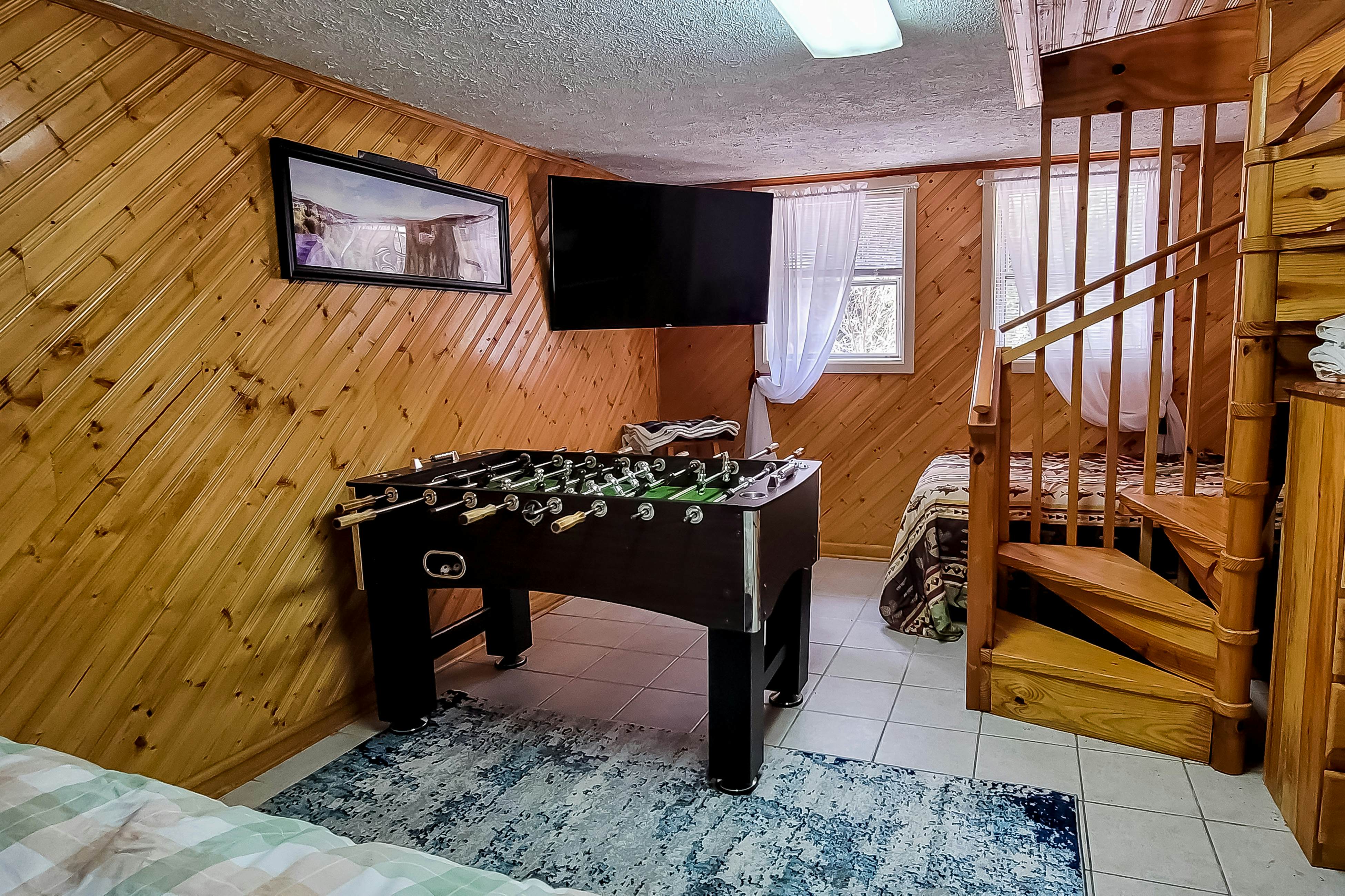 Cozy Creekside Cabin, Sleeps 12・Decks・Free Tickets