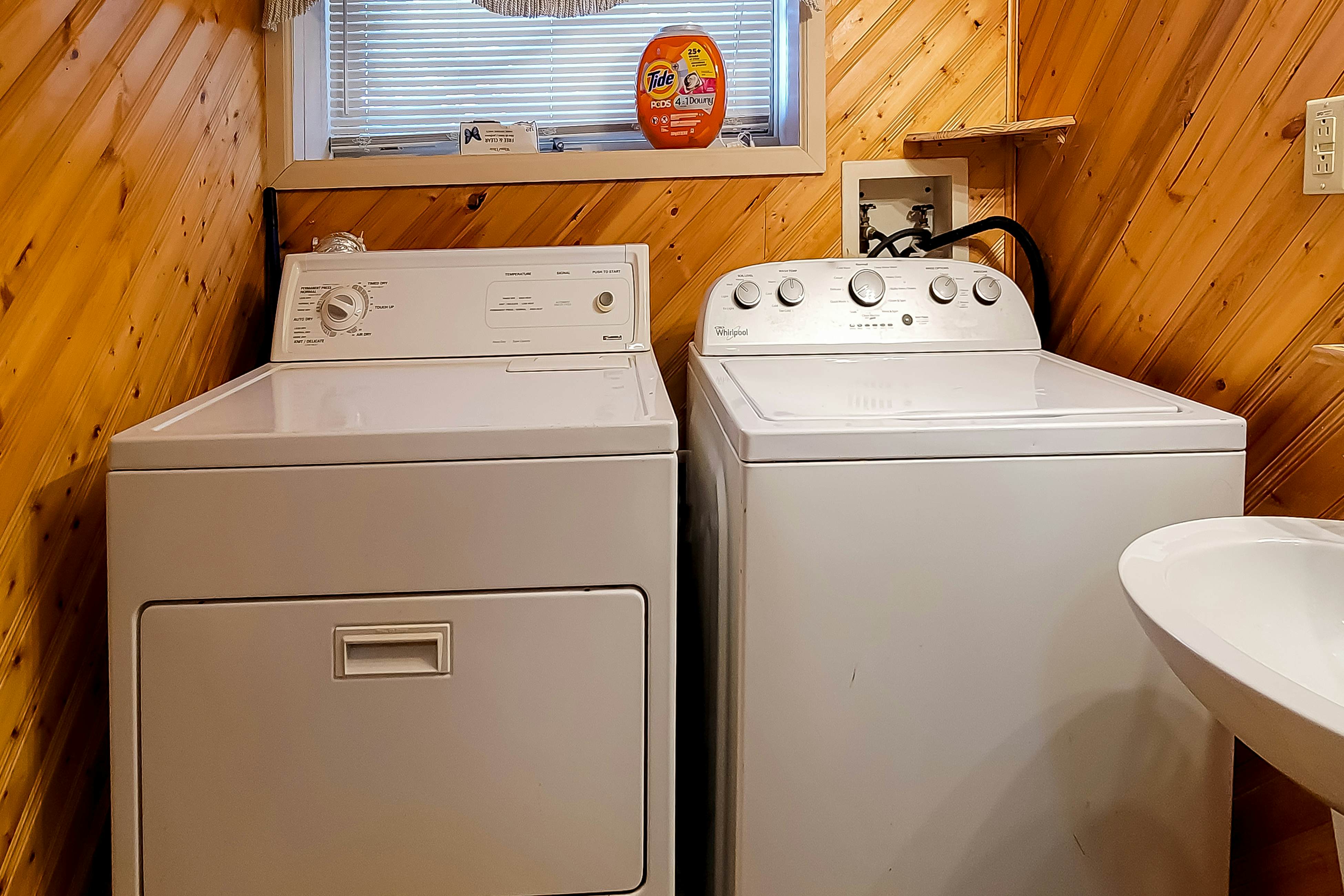 Cozy Creekside Cabin, Sleeps 12・Decks・Free Tickets