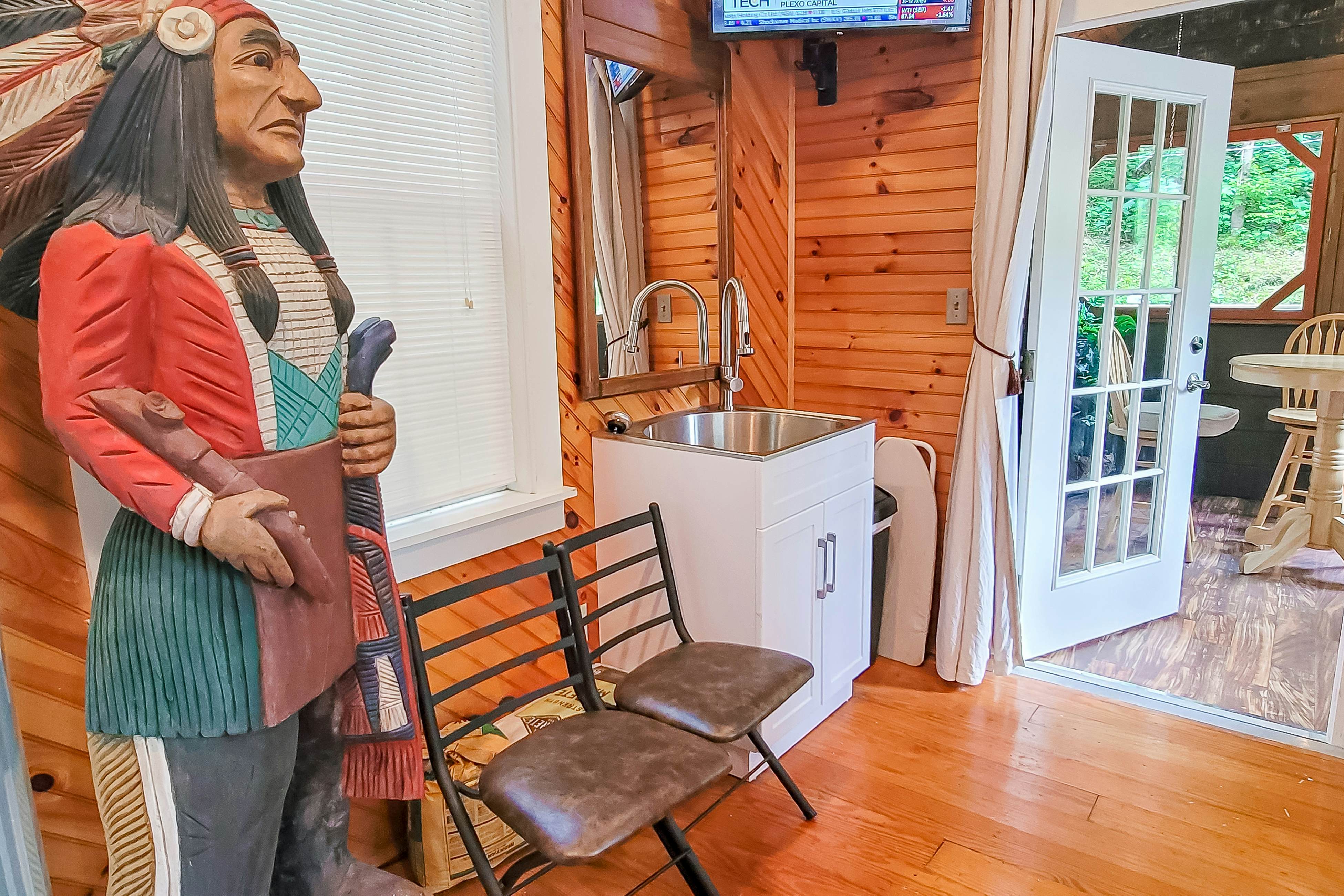 Cozy Creekside Cabin, Sleeps 12・Decks・Free Tickets