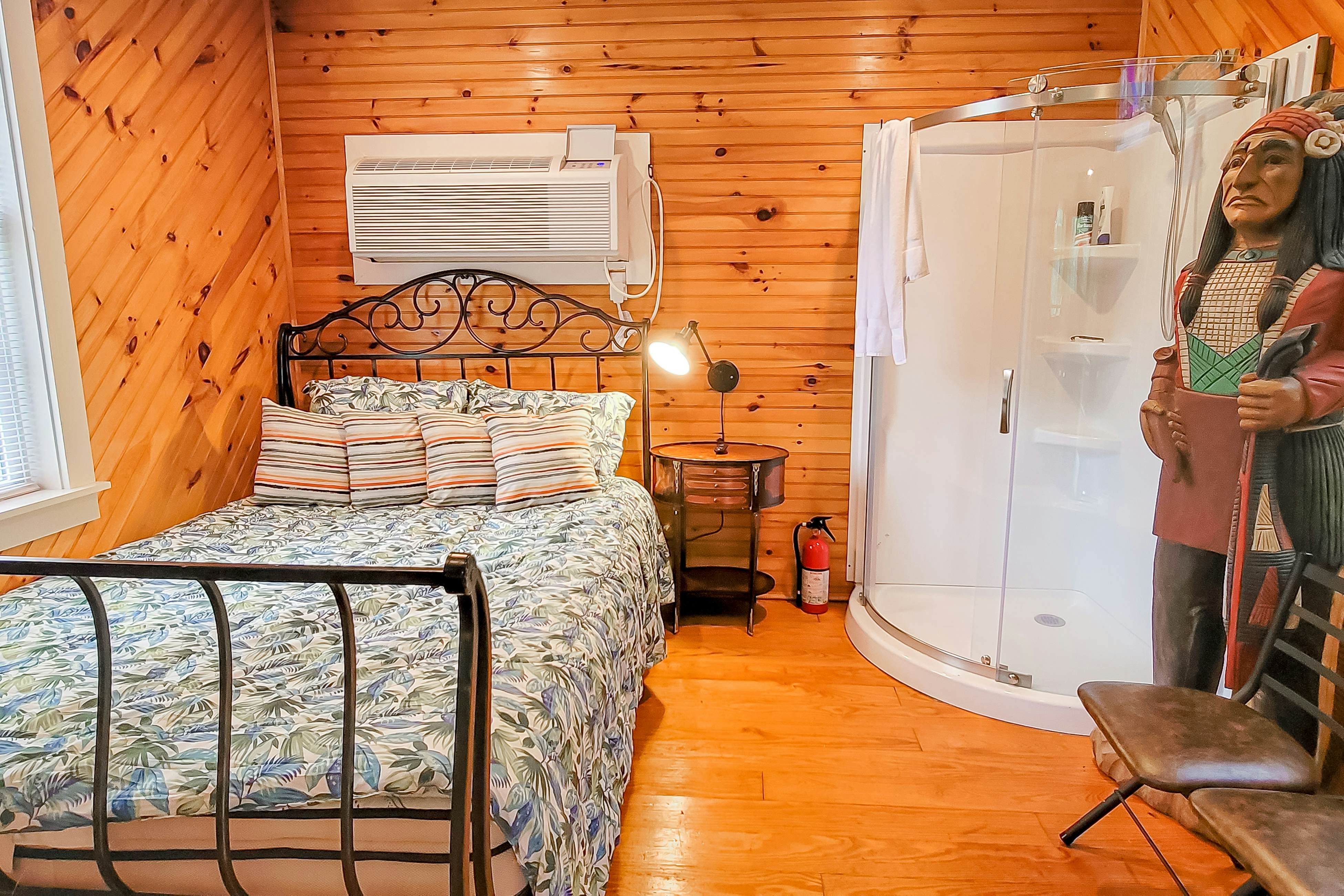 Cozy Creekside Cabin, Sleeps 12・Decks・Free Tickets