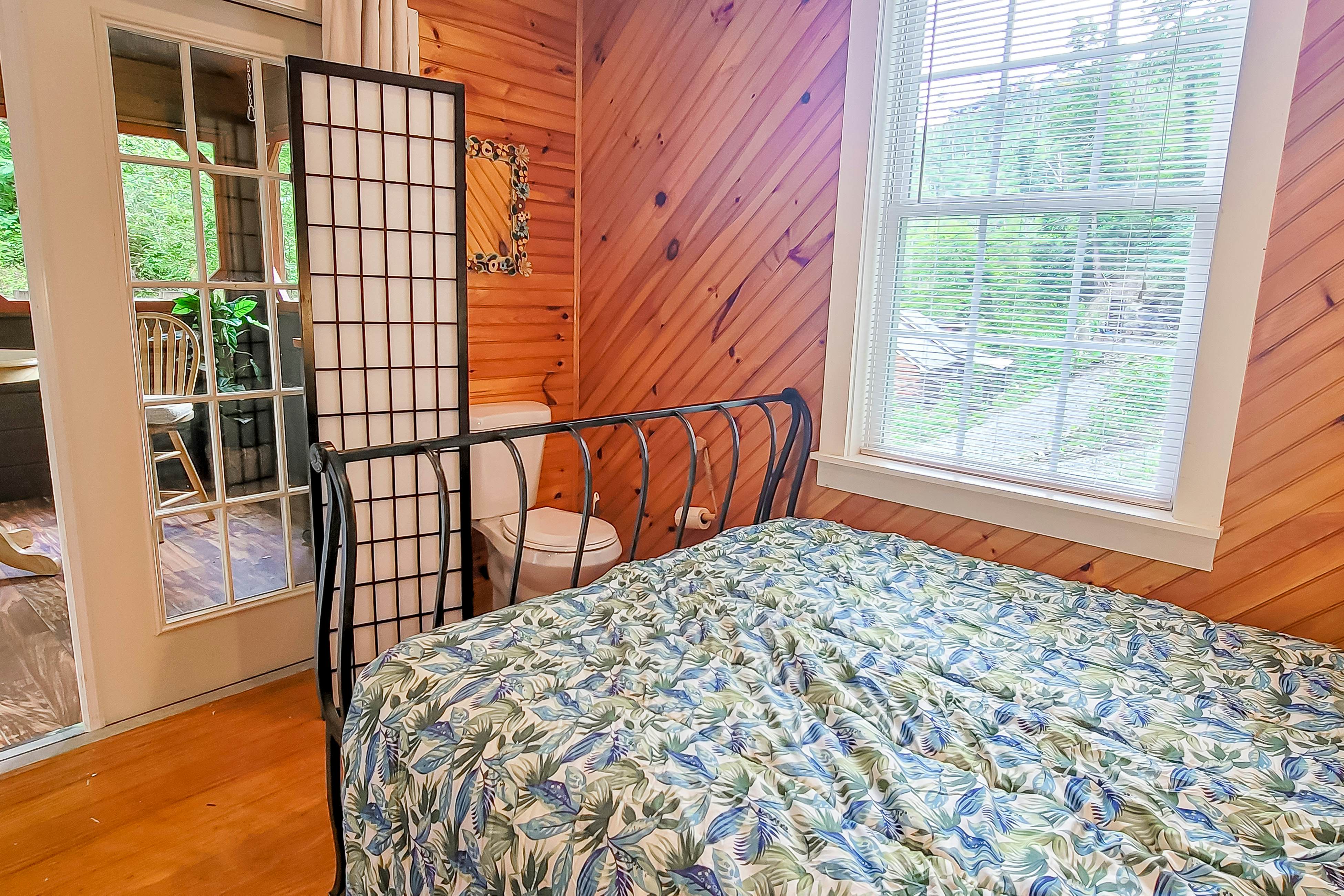 Cozy Creekside Cabin, Sleeps 12・Decks・Free Tickets