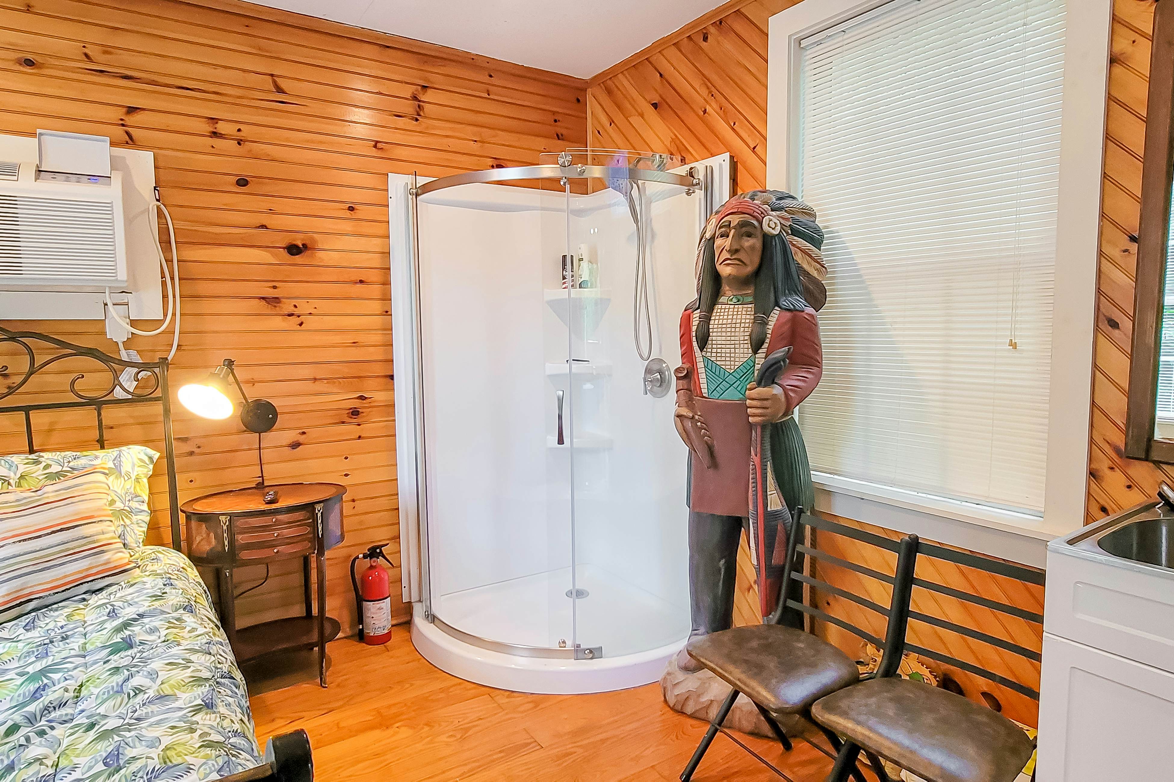 Cozy Creekside Cabin, Sleeps 12・Decks・Free Tickets