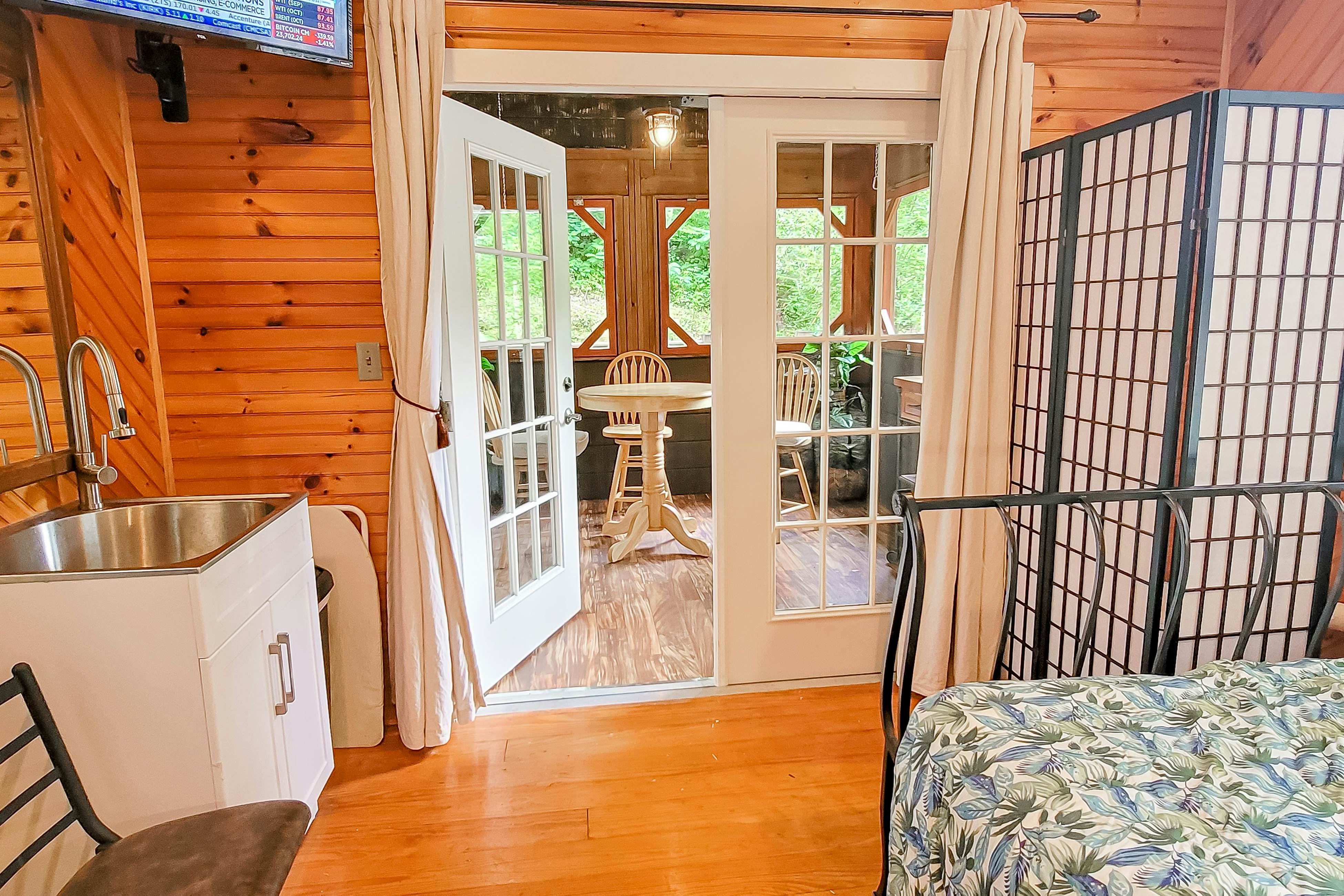 Cozy Creekside Cabin, Sleeps 12・Decks・Free Tickets