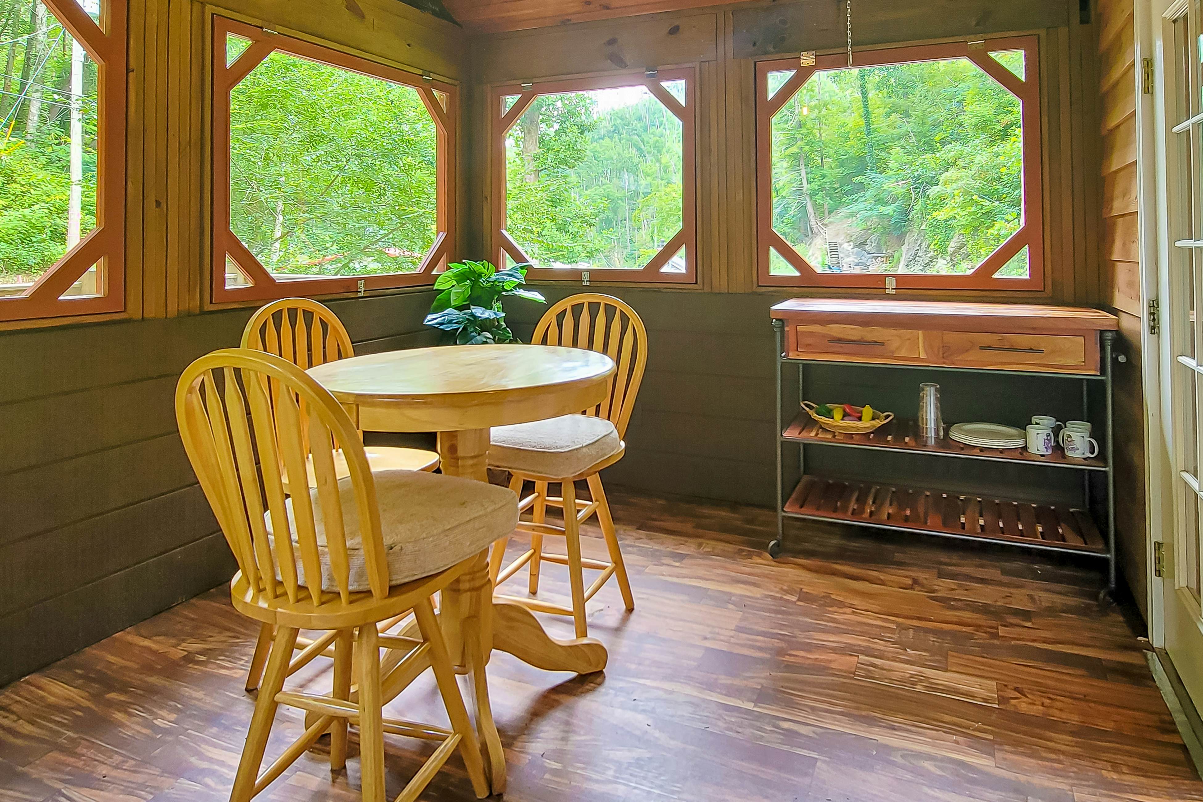 Cozy Creekside Cabin, Sleeps 12・Decks・Free Tickets