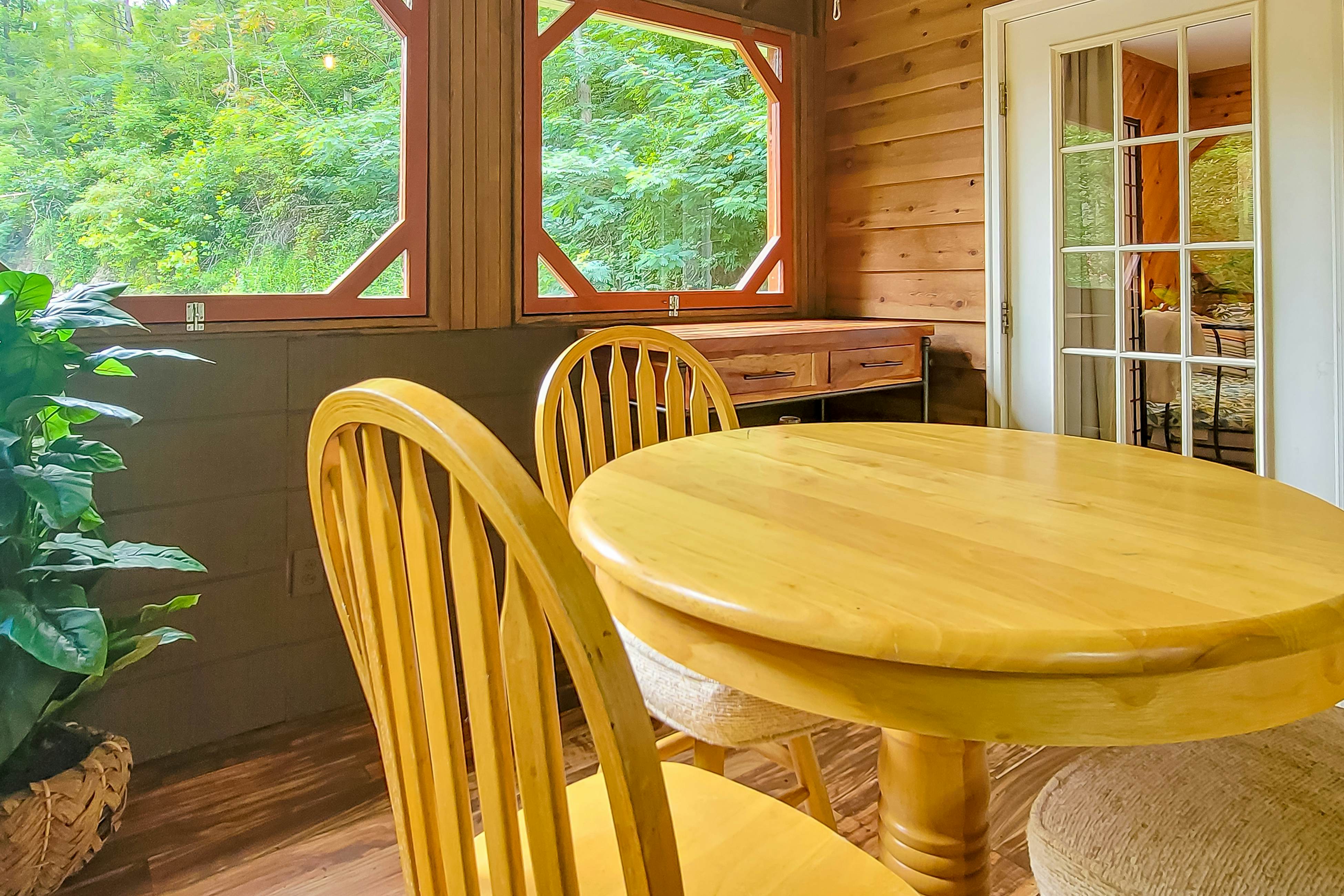 Cozy Creekside Cabin, Sleeps 12・Decks・Free Tickets
