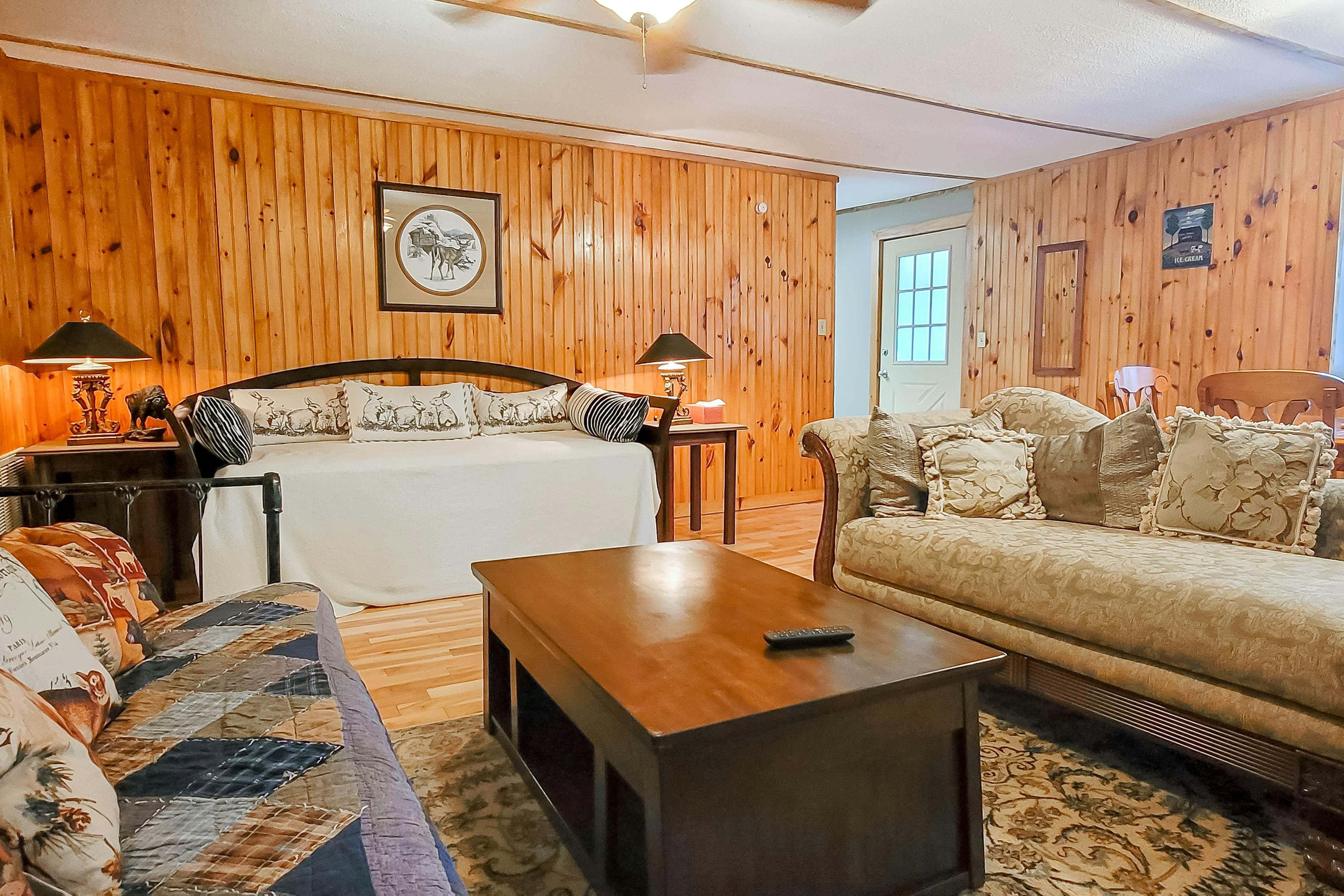 Cozy Creekside Cabin, Sleeps 12・Decks・Free Tickets