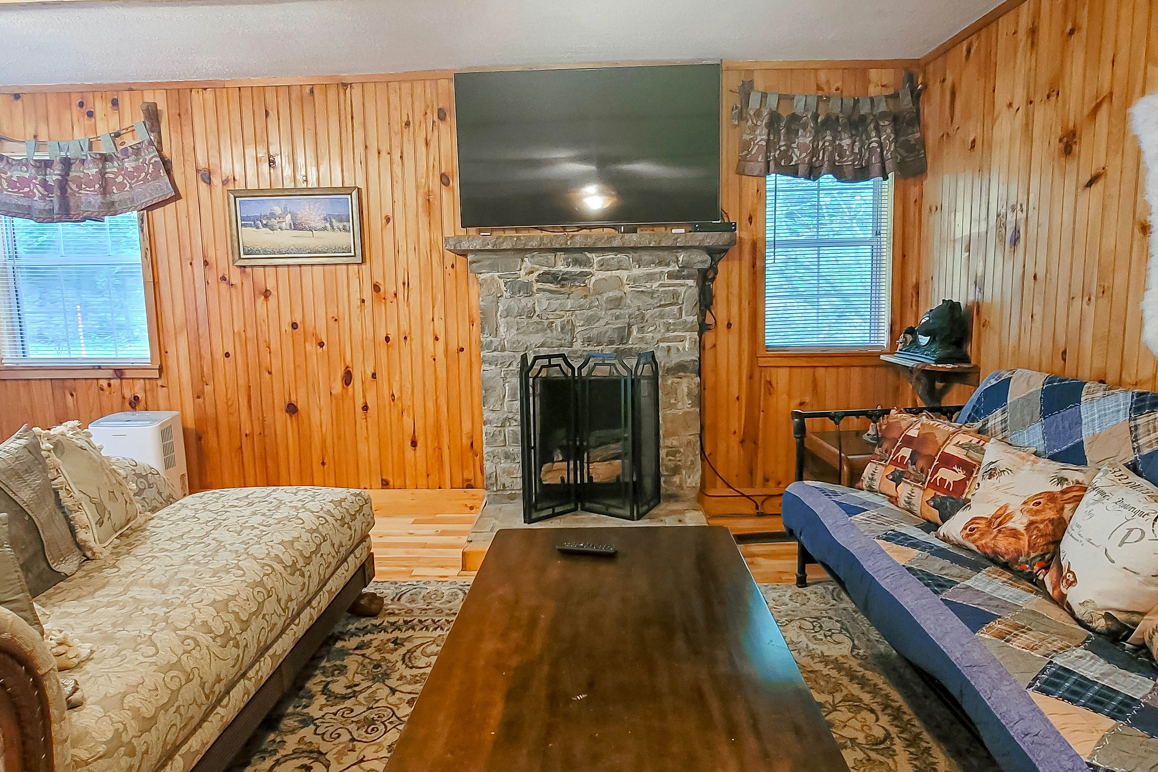 Cozy Creekside Cabin, Sleeps 12・Decks・Free Tickets
