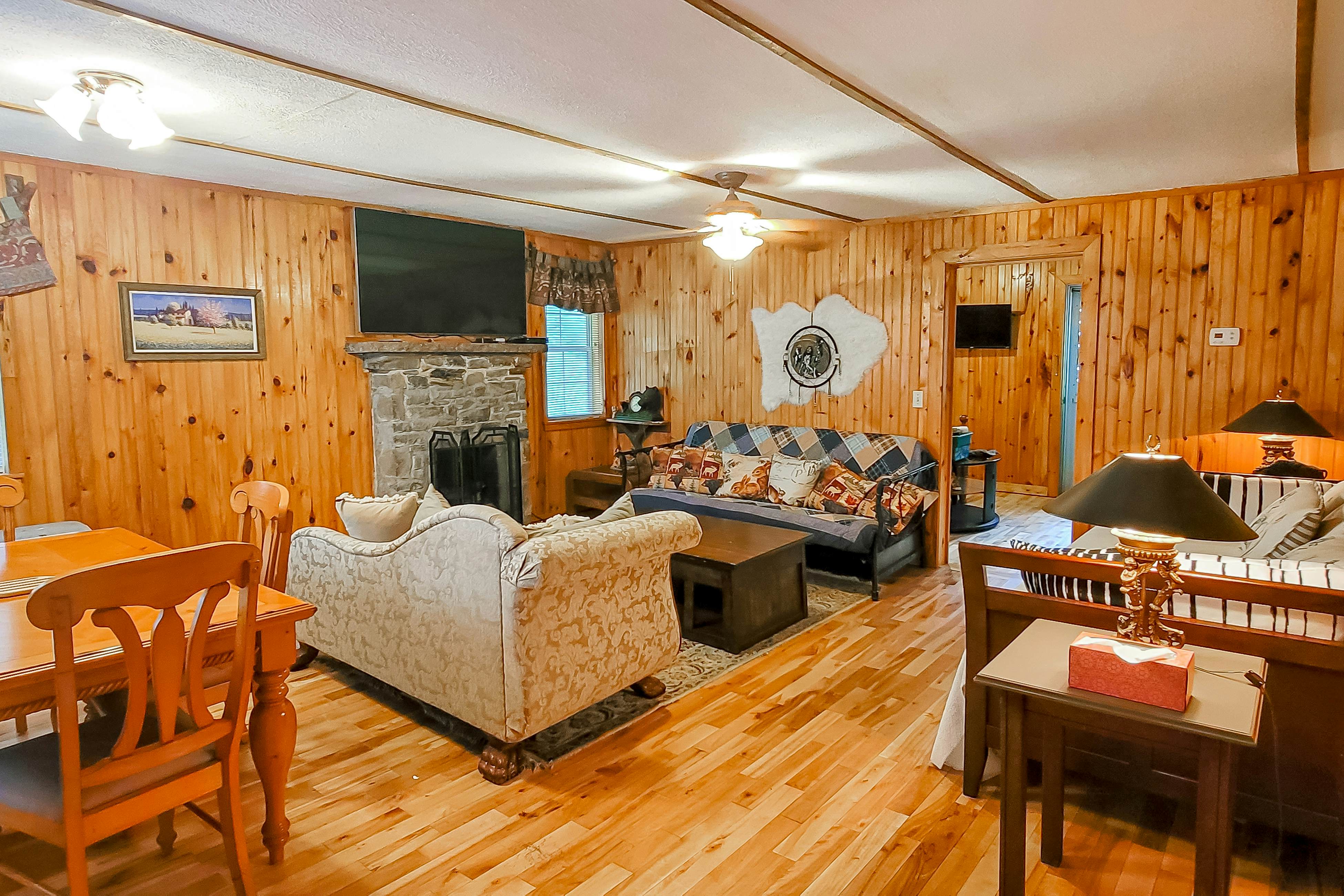 Cozy Creekside Cabin, Sleeps 12・Decks・Free Tickets