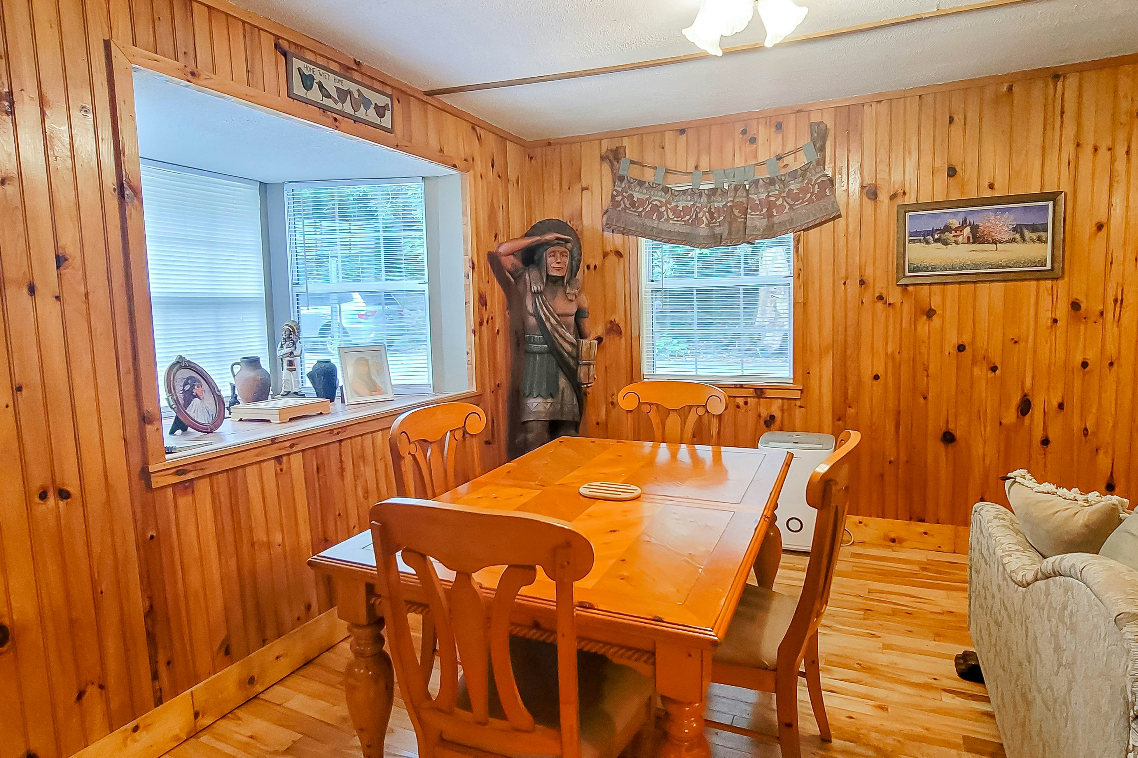 Cozy Creekside Cabin, Sleeps 12・Decks・Free Tickets