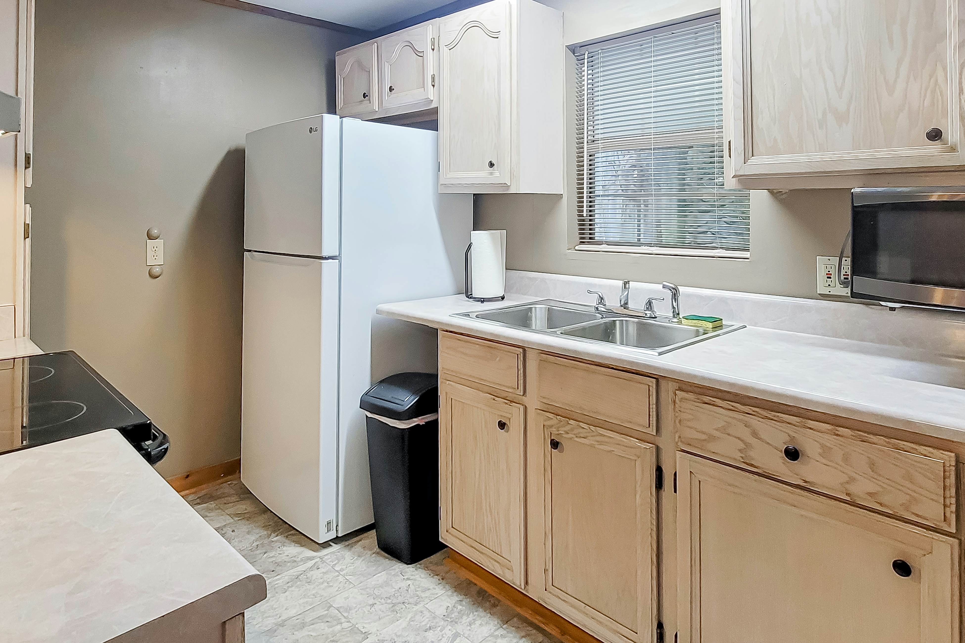 Cozy Creekside Cabin, Sleeps 12・Decks・Free Tickets