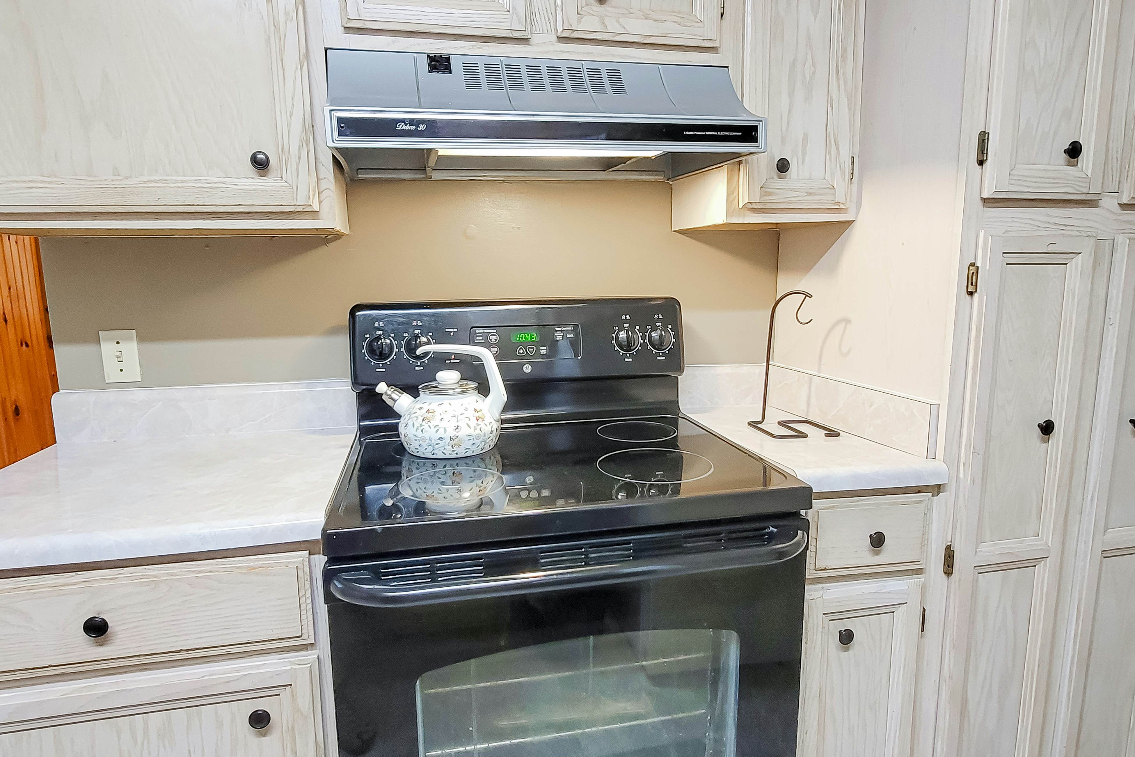 Cozy Creekside Cabin, Sleeps 12・Decks・Free Tickets