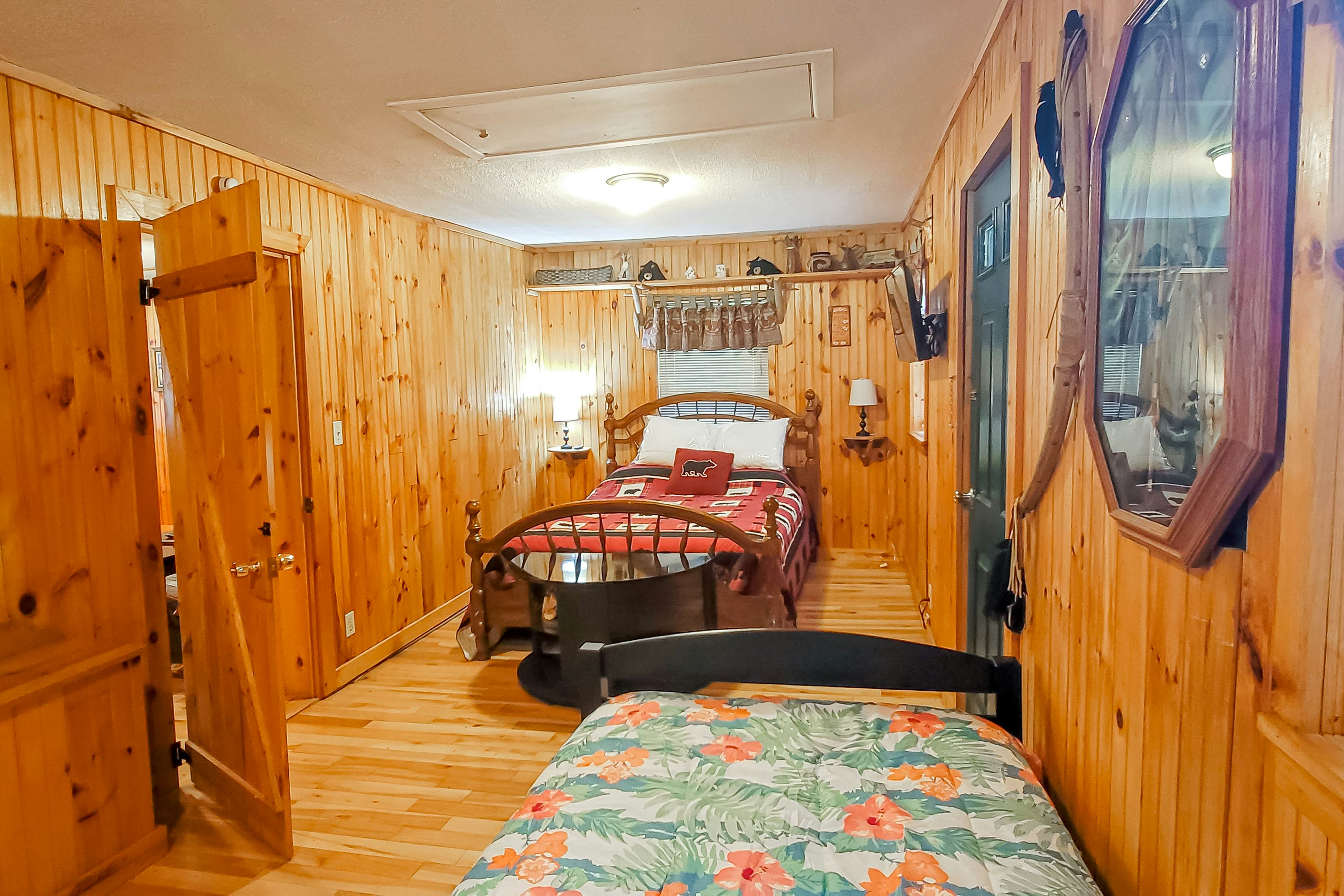 Cozy Creekside Cabin, Sleeps 12・Decks・Free Tickets