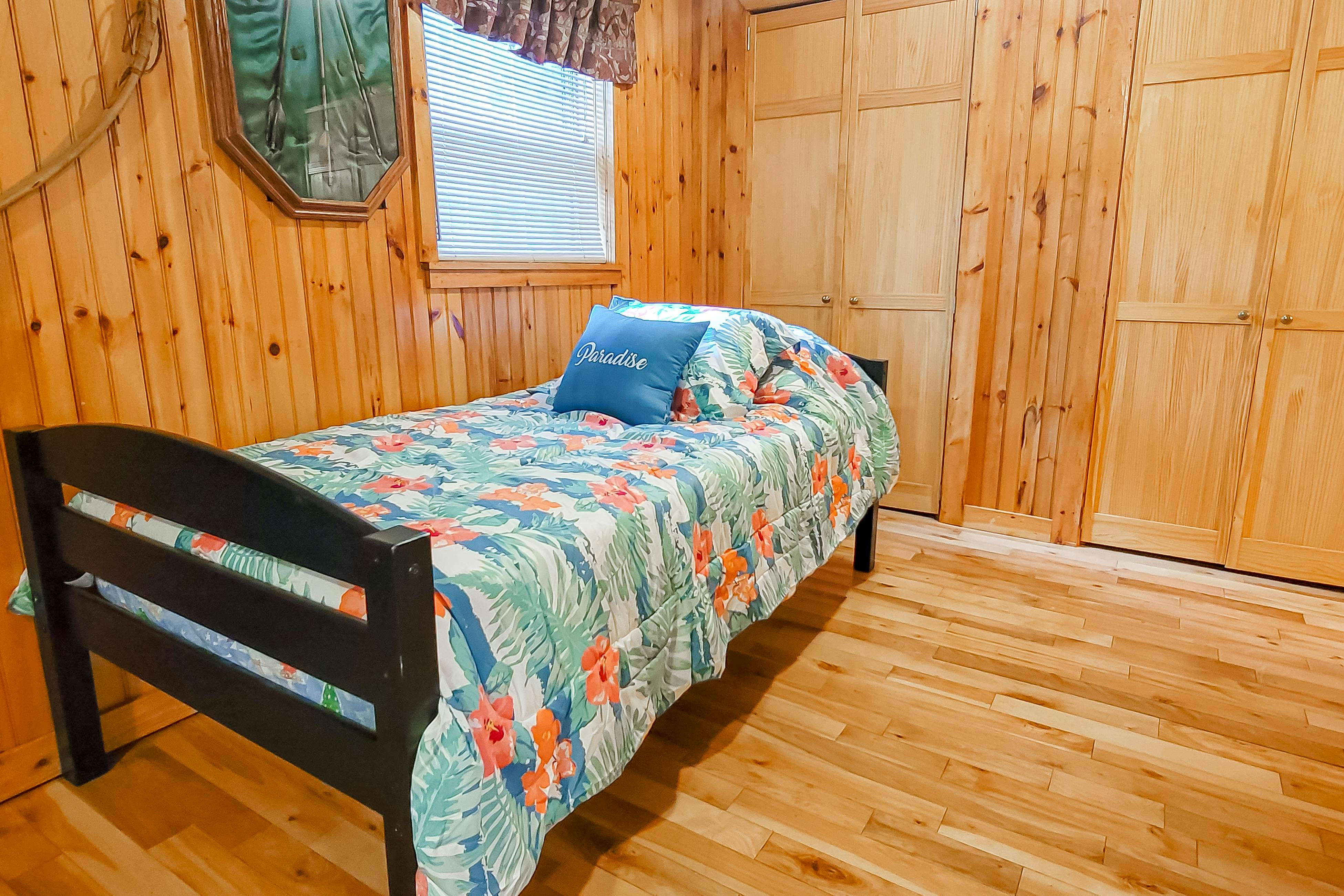 Cozy Creekside Cabin, Sleeps 12・Decks・Free Tickets