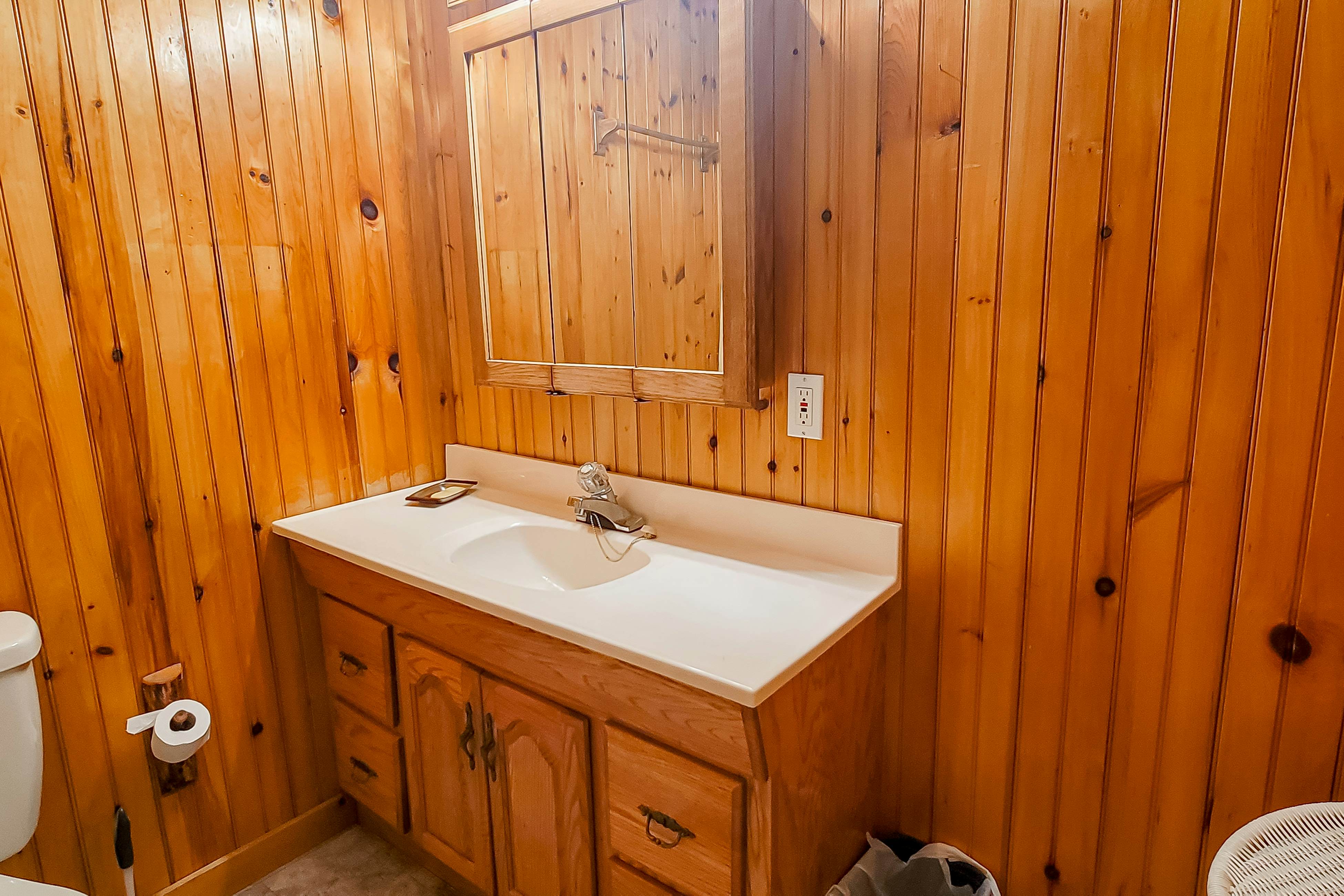 Cozy Creekside Cabin, Sleeps 12・Decks・Free Tickets