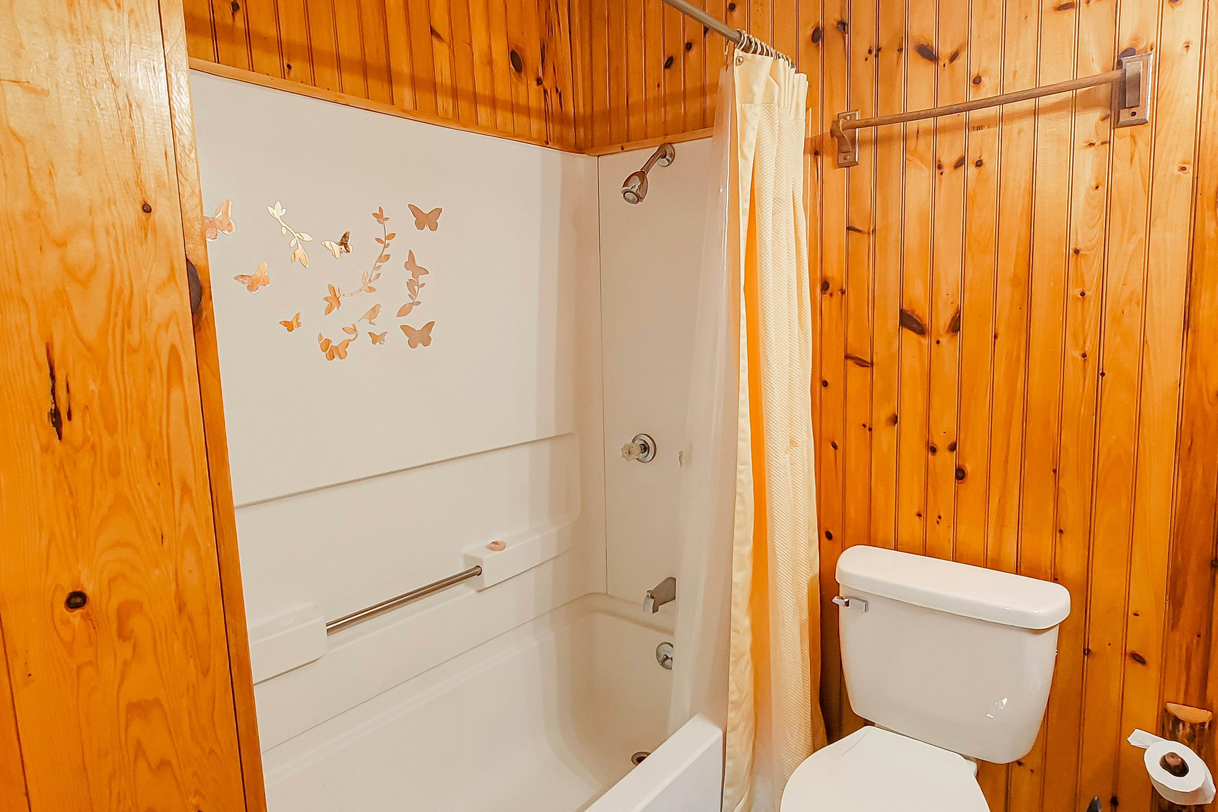 Cozy Creekside Cabin, Sleeps 12・Decks・Free Tickets