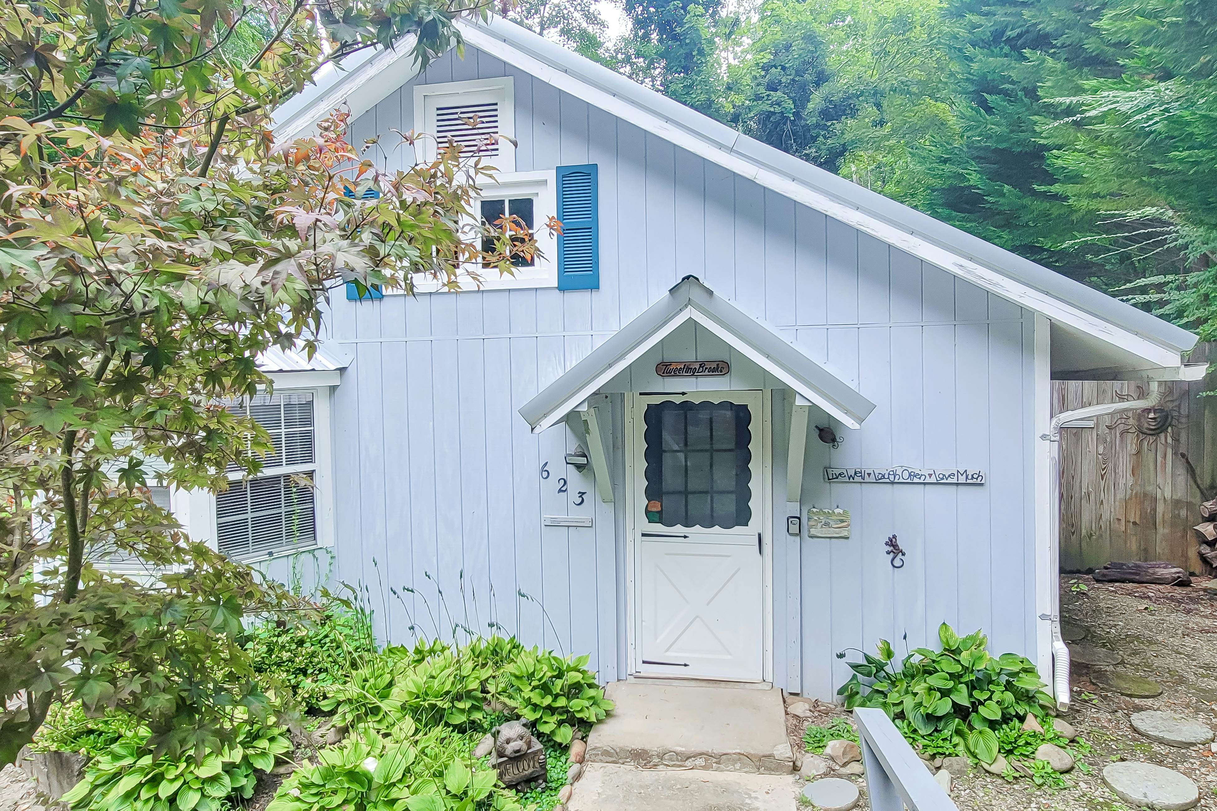 Cozy Creekside Cabin, Sleeps 12・Decks・Free Tickets