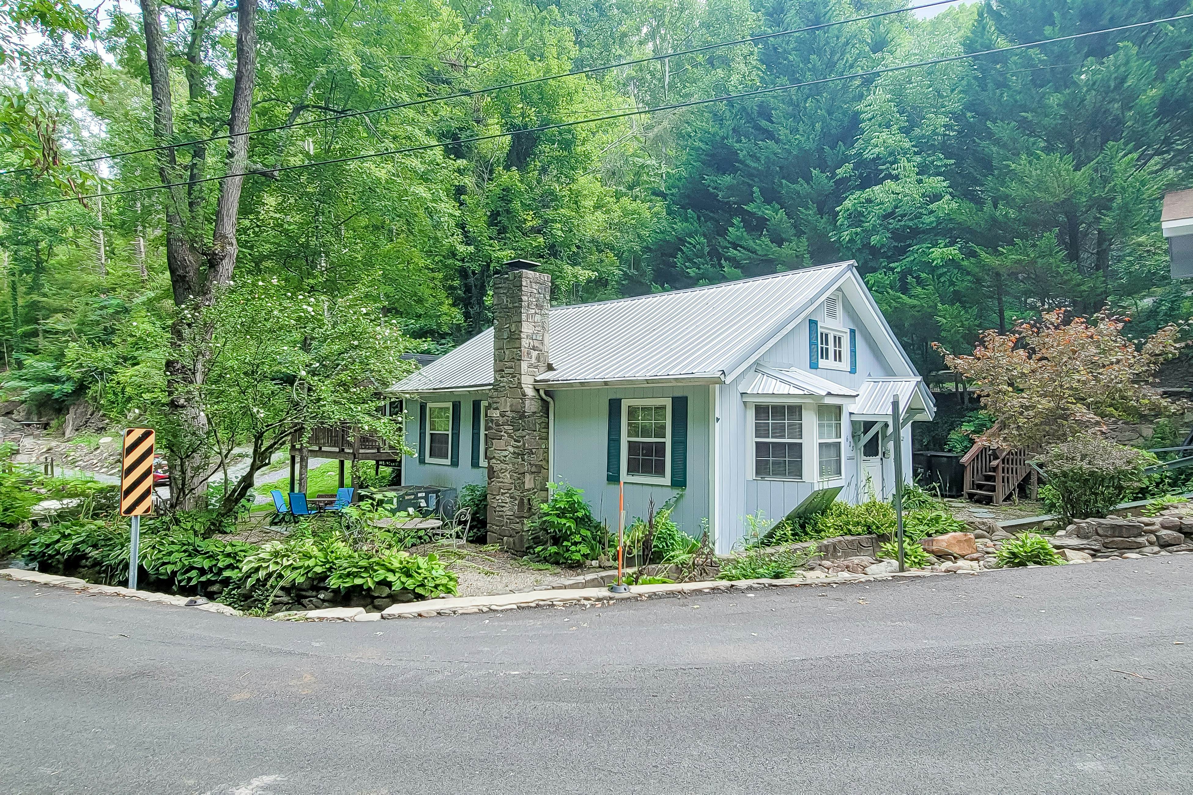 Cozy Creekside Cabin, Sleeps 12・Decks・Free Tickets