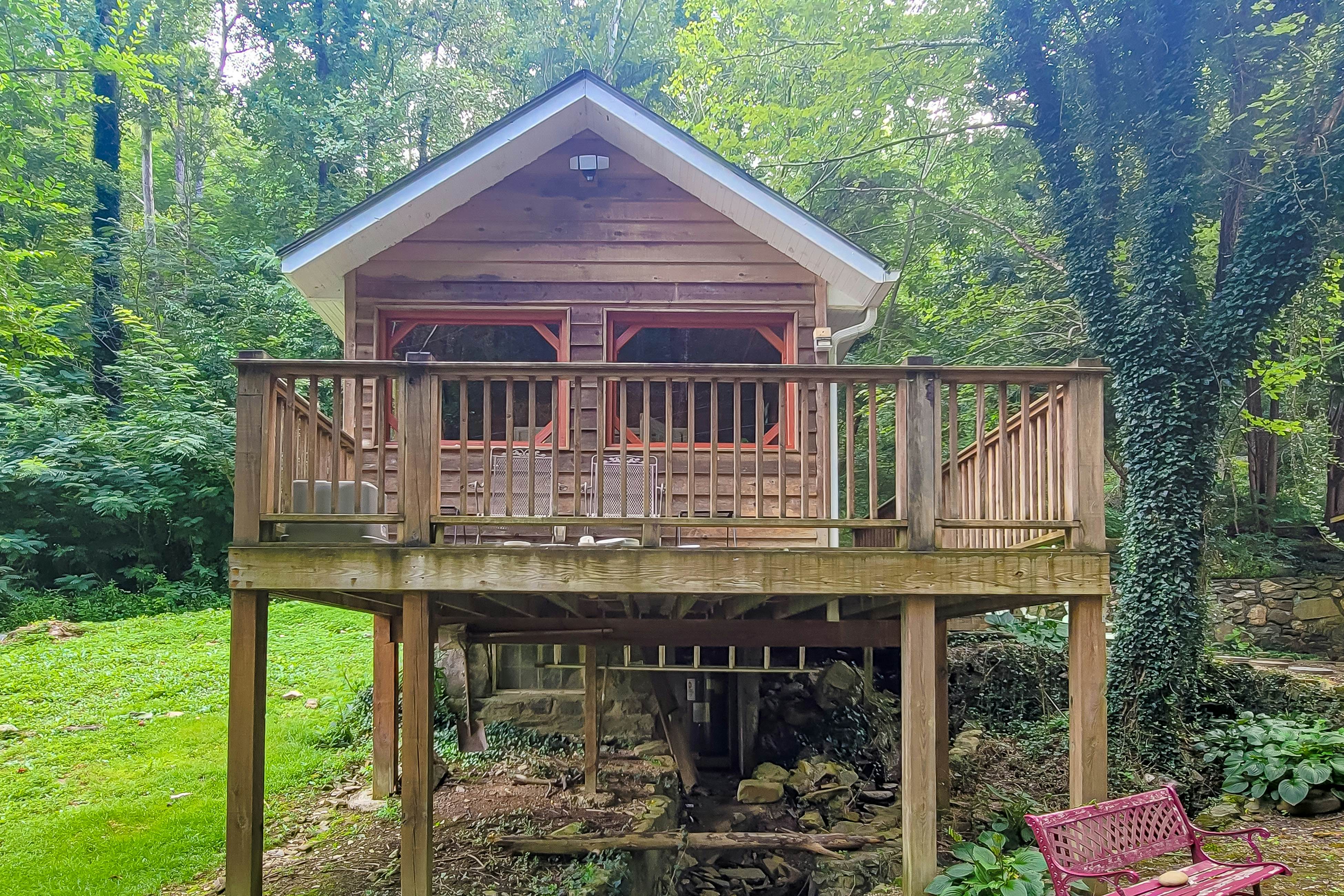 Cozy Creekside Cabin, Sleeps 12・Decks・Free Tickets