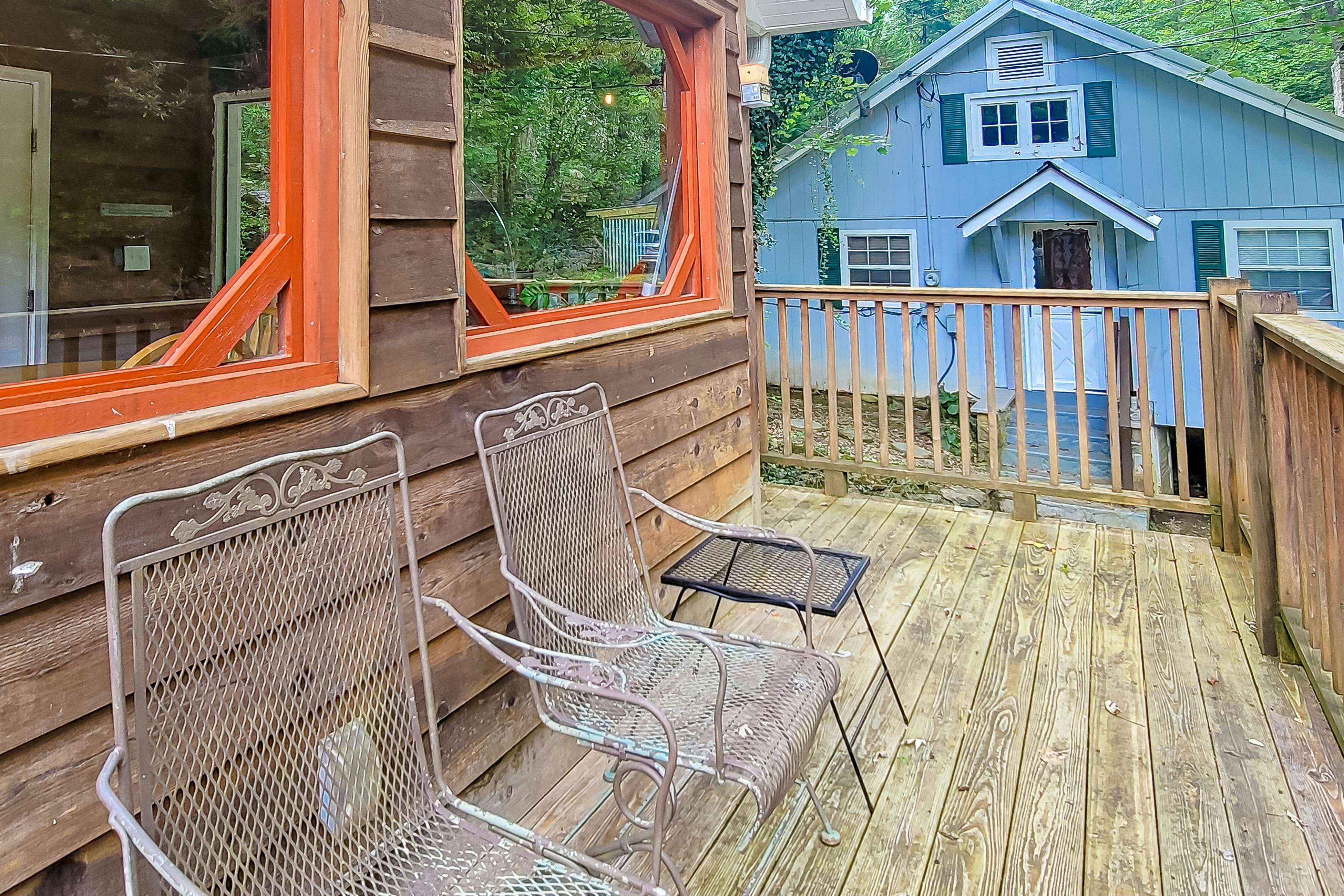 Cozy Creekside Cabin, Sleeps 12・Decks・Free Tickets