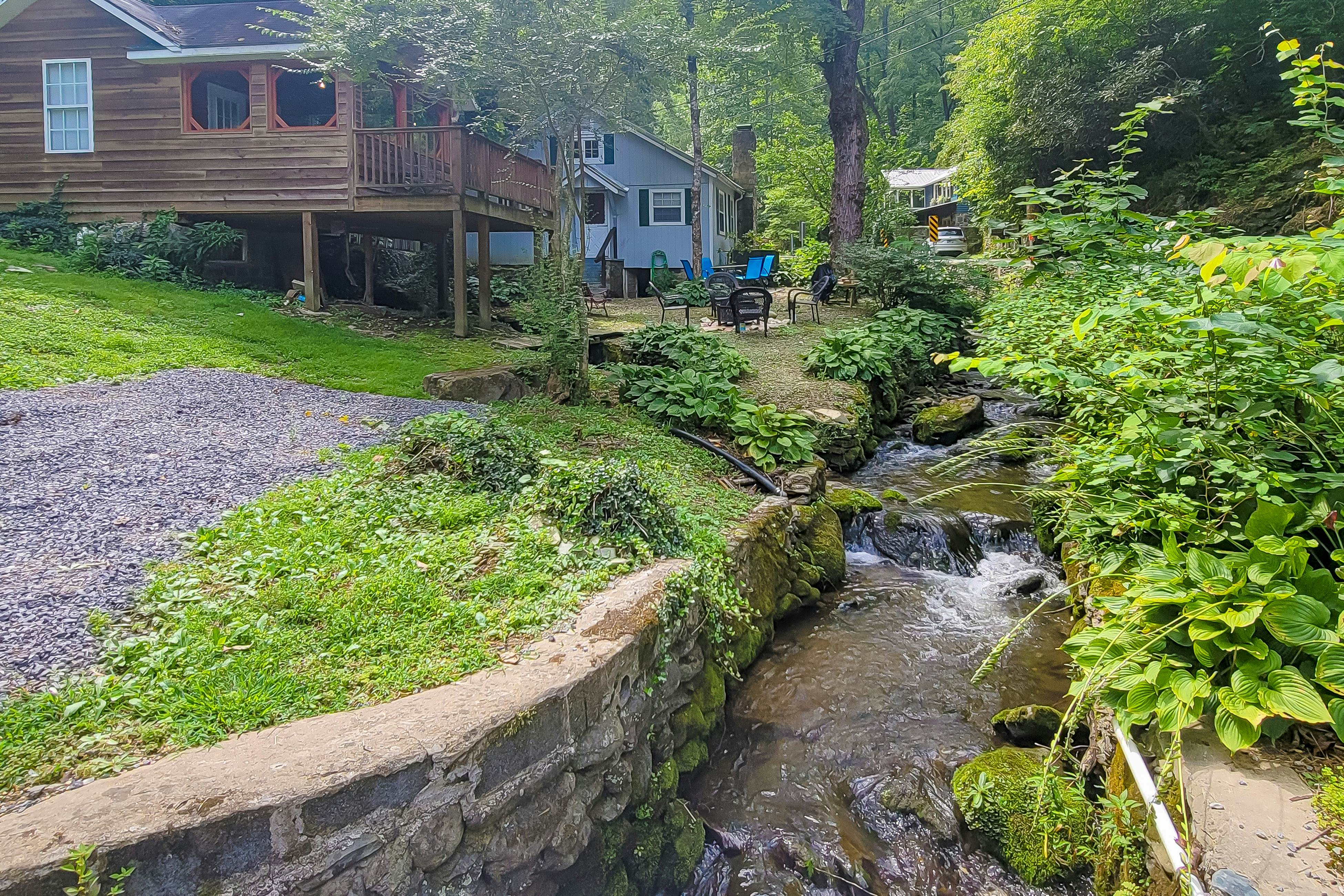 Cozy Creekside Cabin, Sleeps 12・Decks・Free Tickets