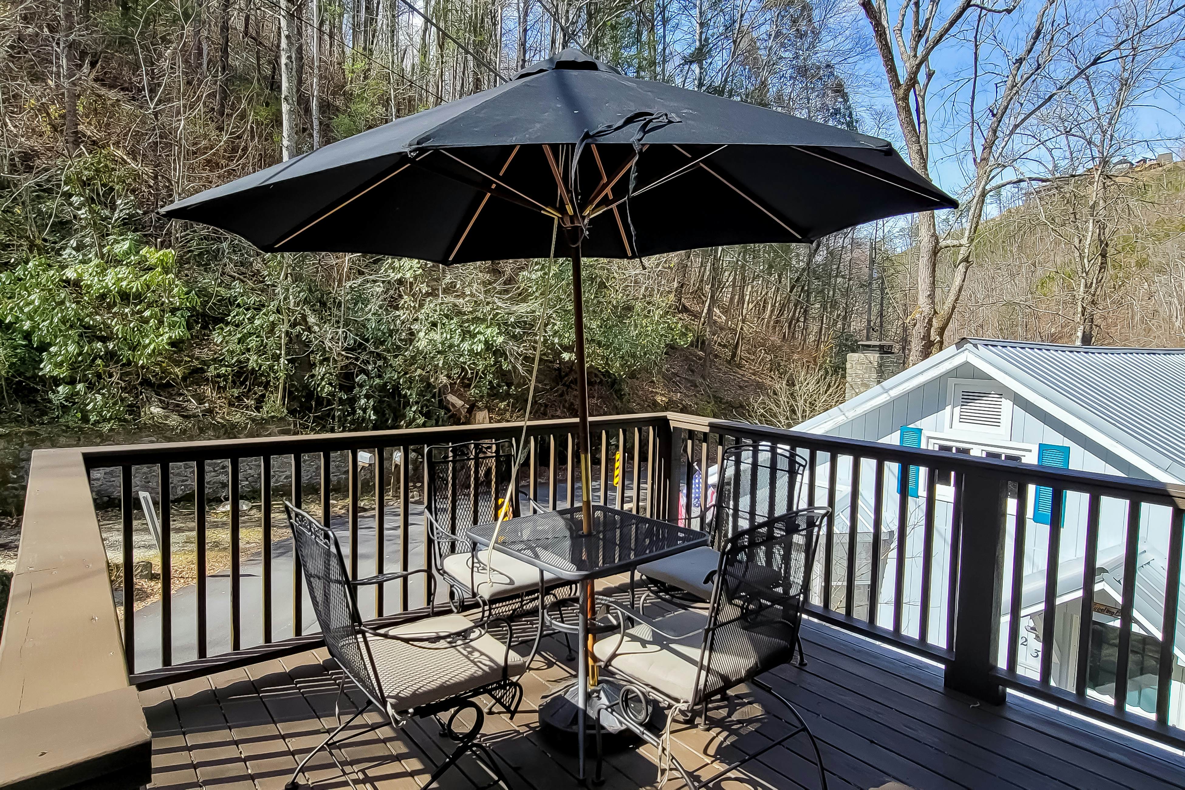 Cozy Creekside Cabin, Sleeps 12・Decks・Free Tickets