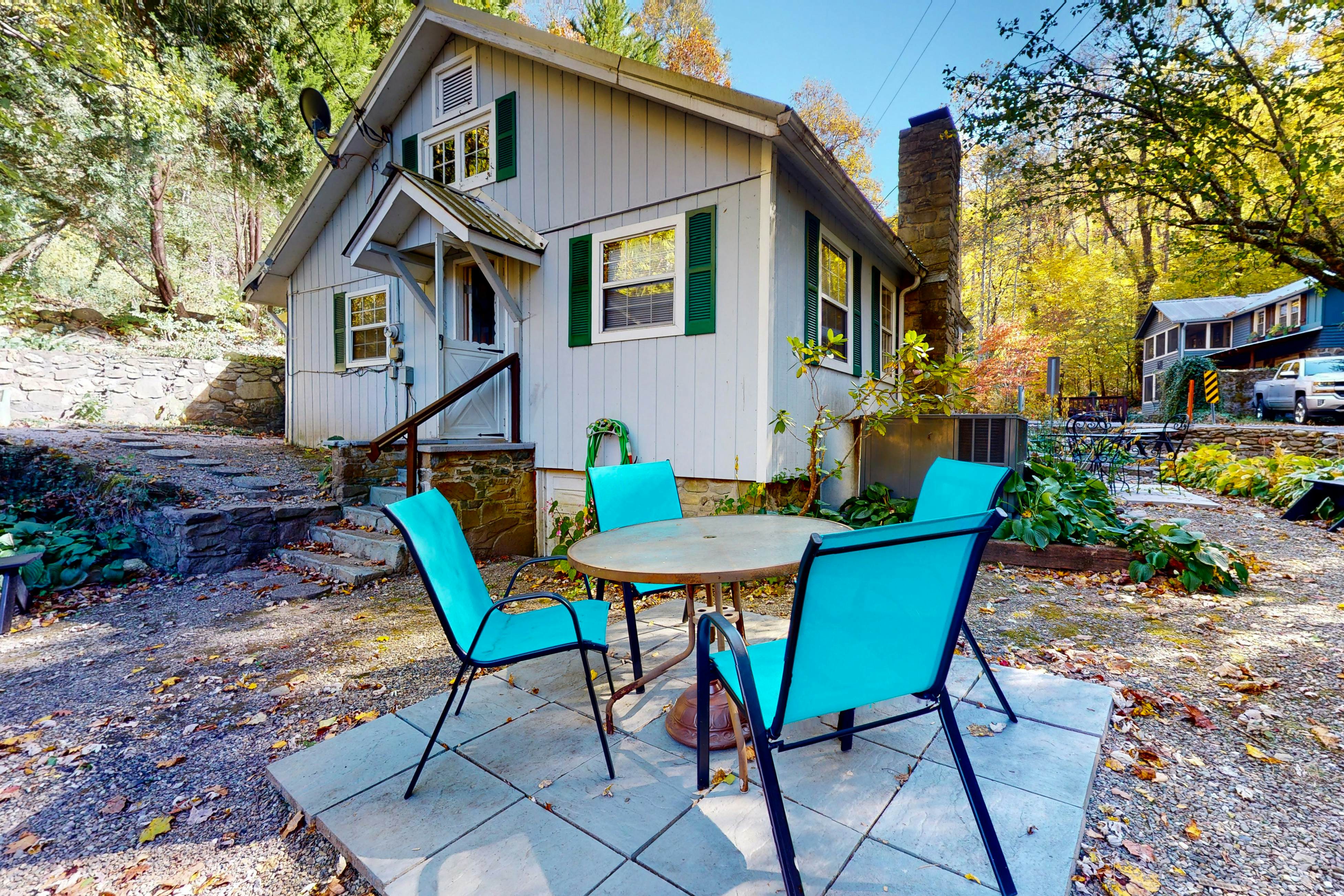 Relaxing Creekside Cabin, Sleeps 4・1-mi to Parkway