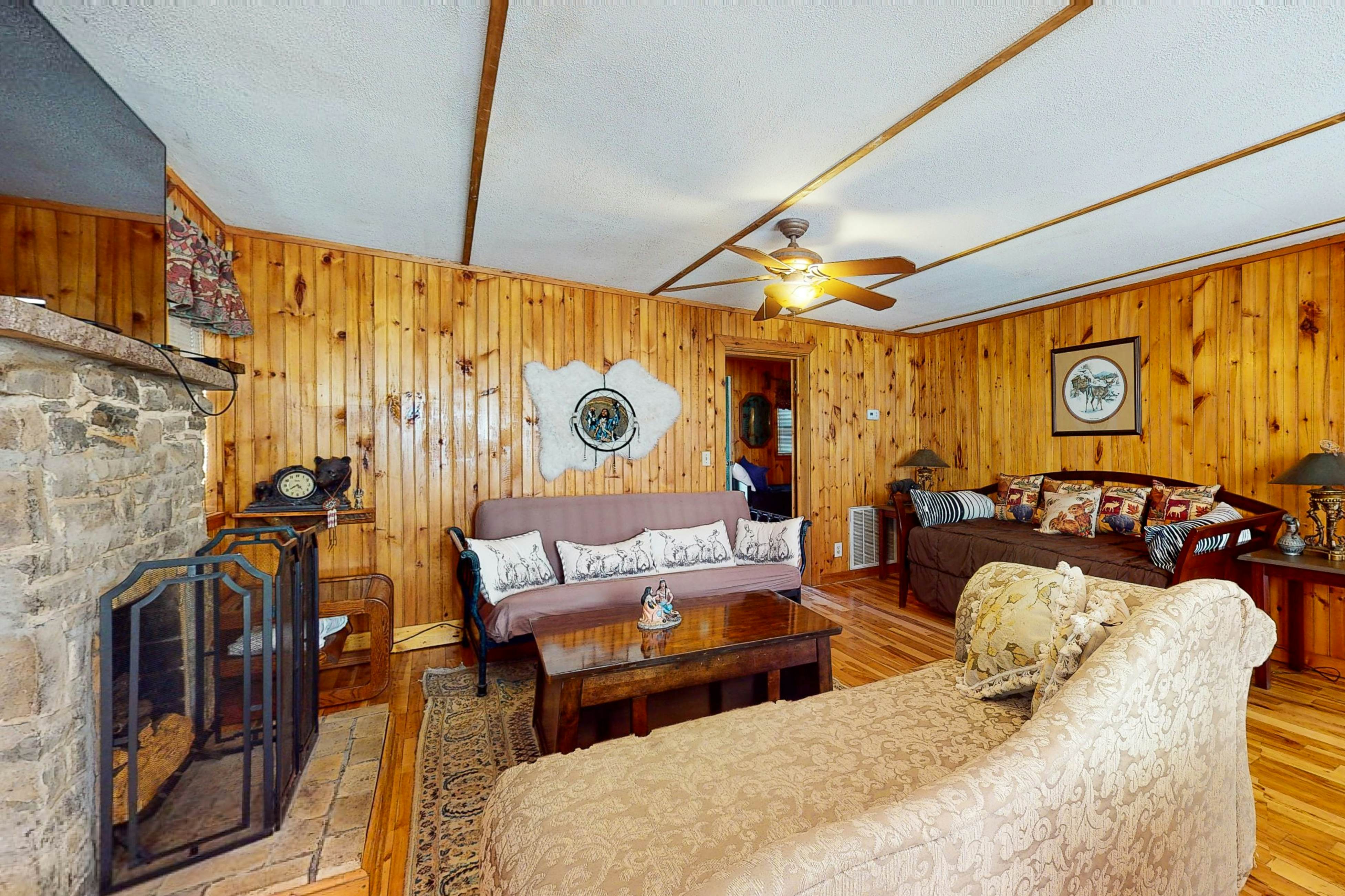 Relaxing Creekside Cabin, Sleeps 4・1-mi to Parkway