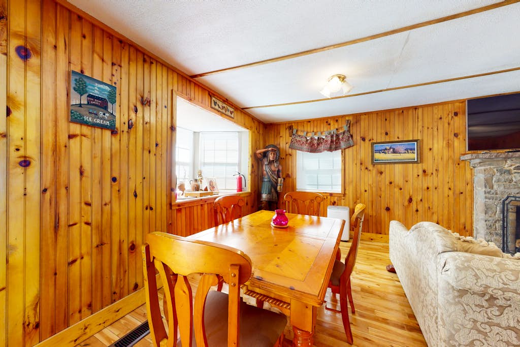 Creekside Cabin Retreat, 1-mi to Parkway・Sleeps 4