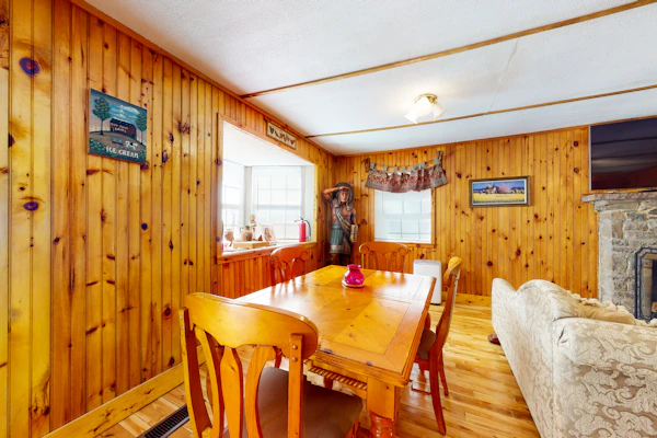 Creekside Cabin Retreat, 1-mi to Parkway・Sleeps 4