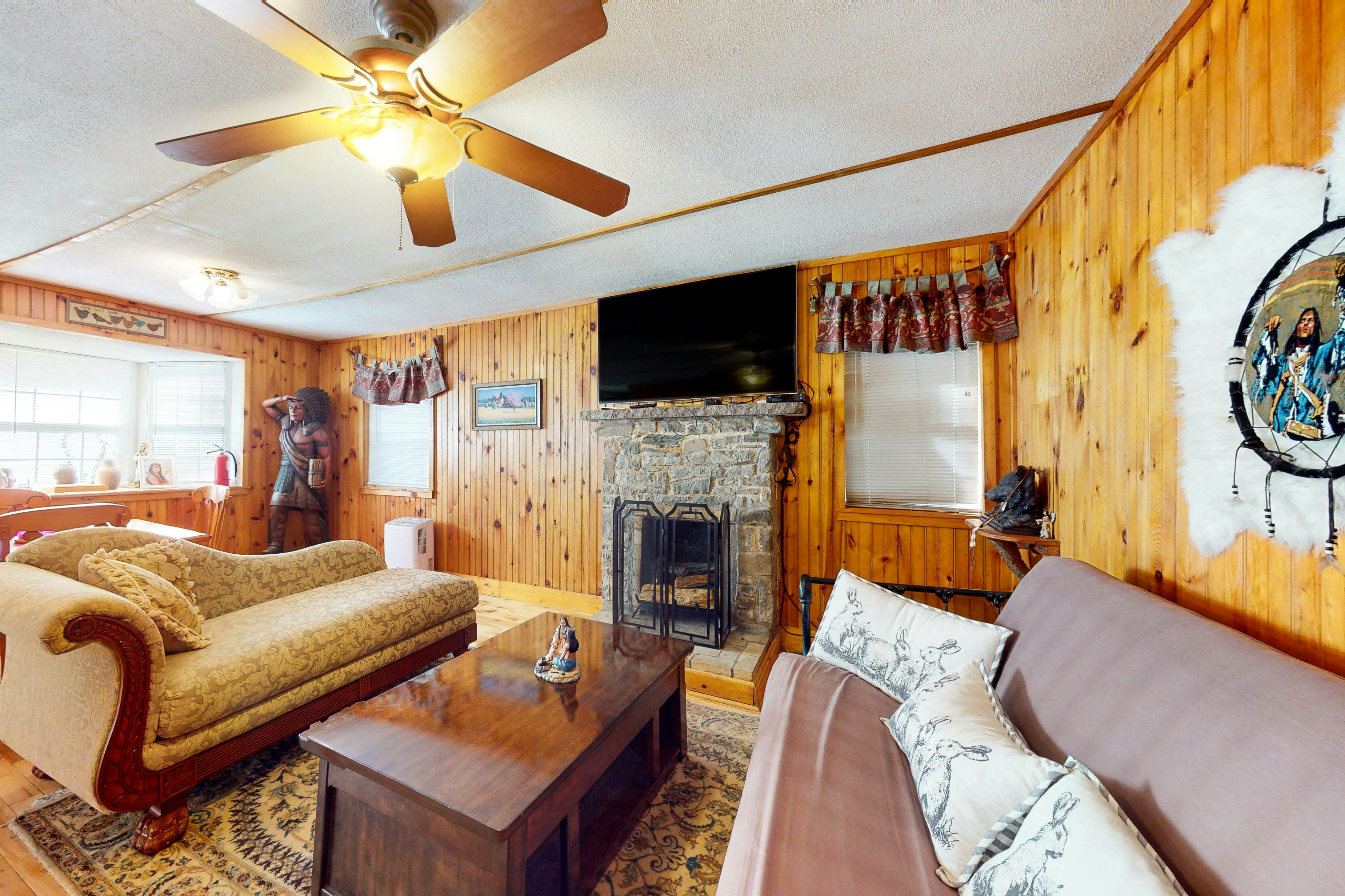 Relaxing Creekside Cabin, Sleeps 4・1-mi to Parkway