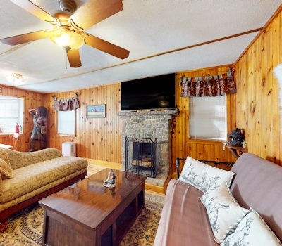 Creekside Cabin Retreat, 1-mi to Parkway・Sleeps 4