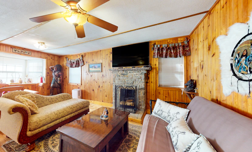 Creekside Cabin Retreat, 1-mi to Parkway・Sleeps 4