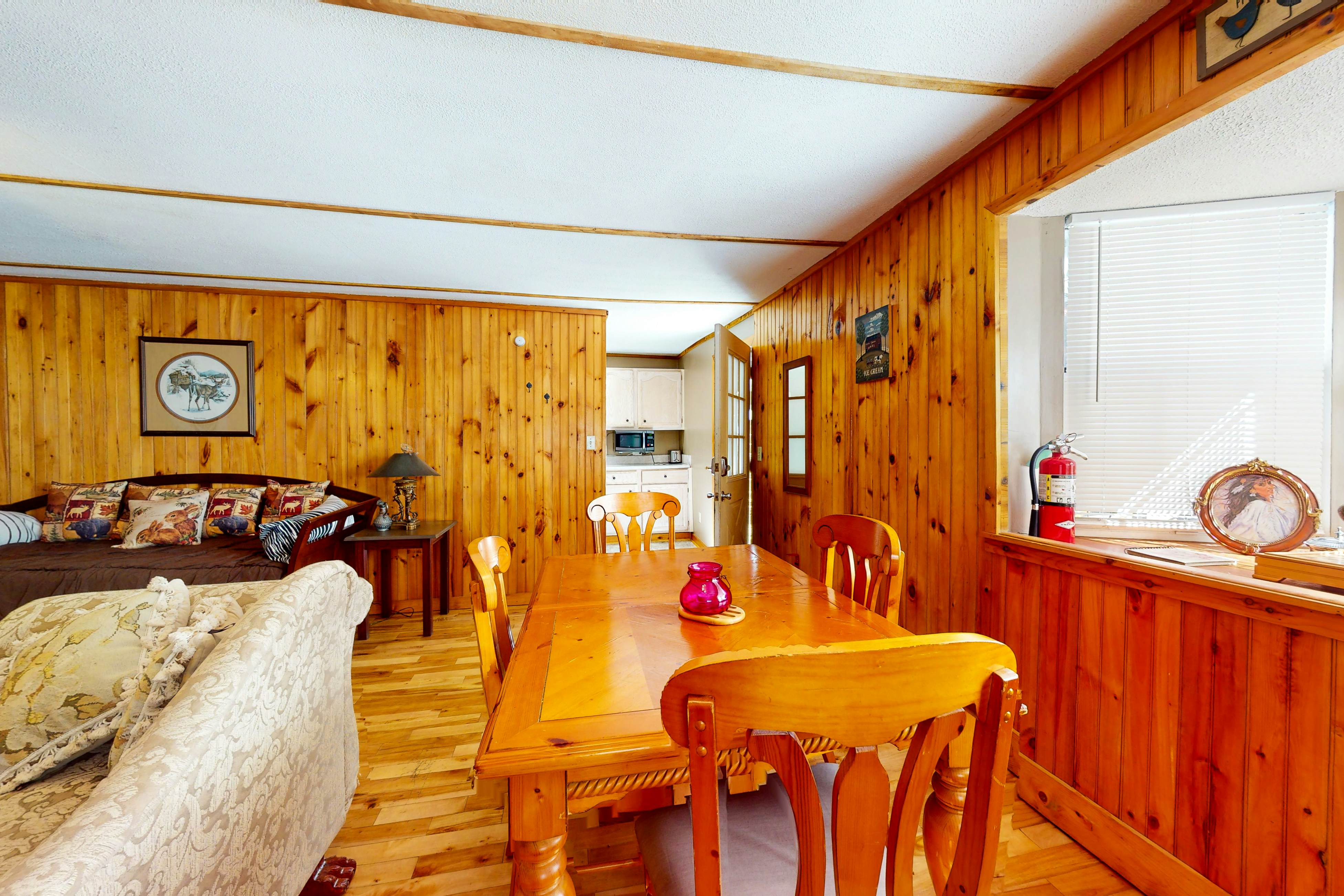 Relaxing Creekside Cabin, Sleeps 4・1-mi to Parkway