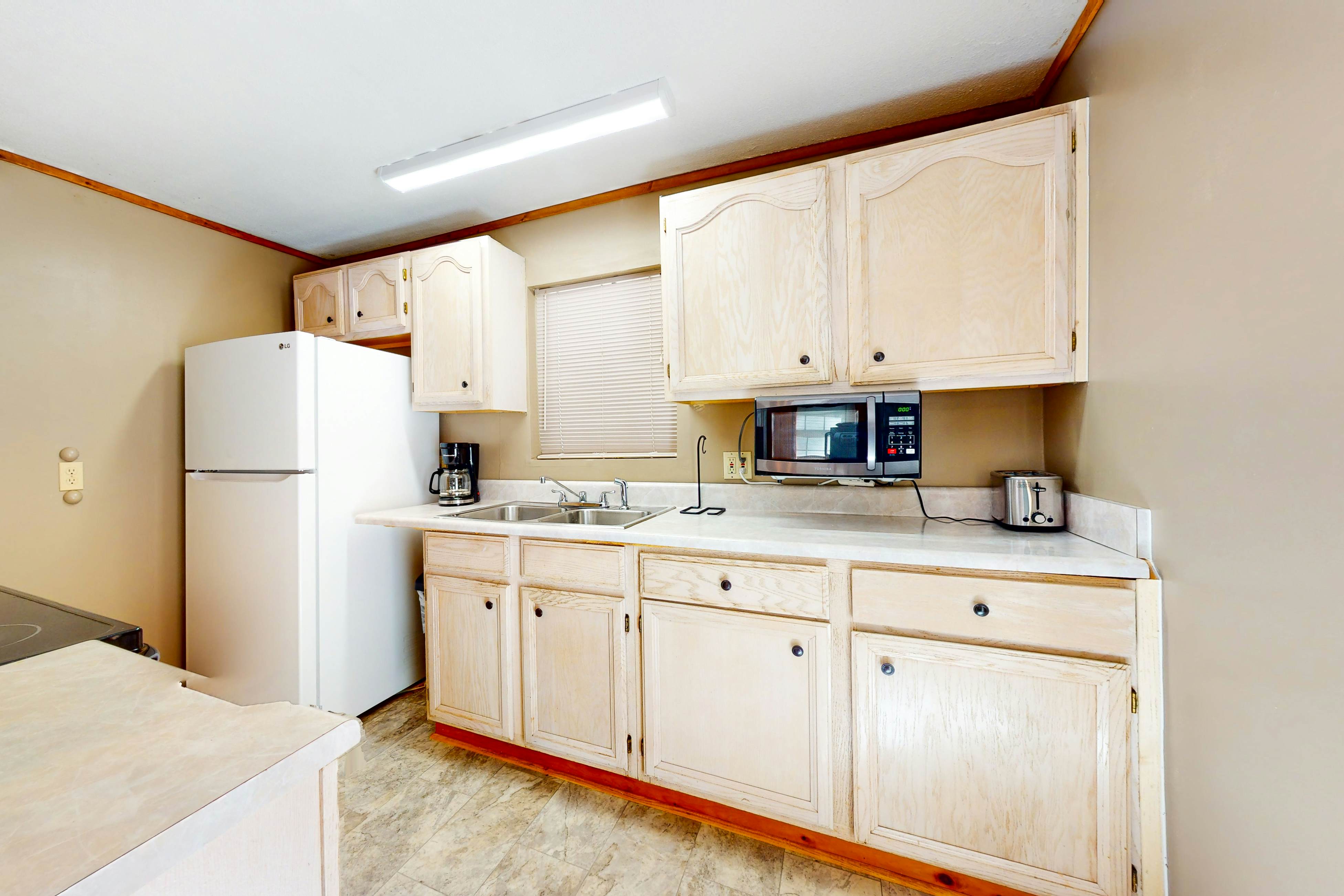 Relaxing Creekside Cabin, Sleeps 4・1-mi to Parkway