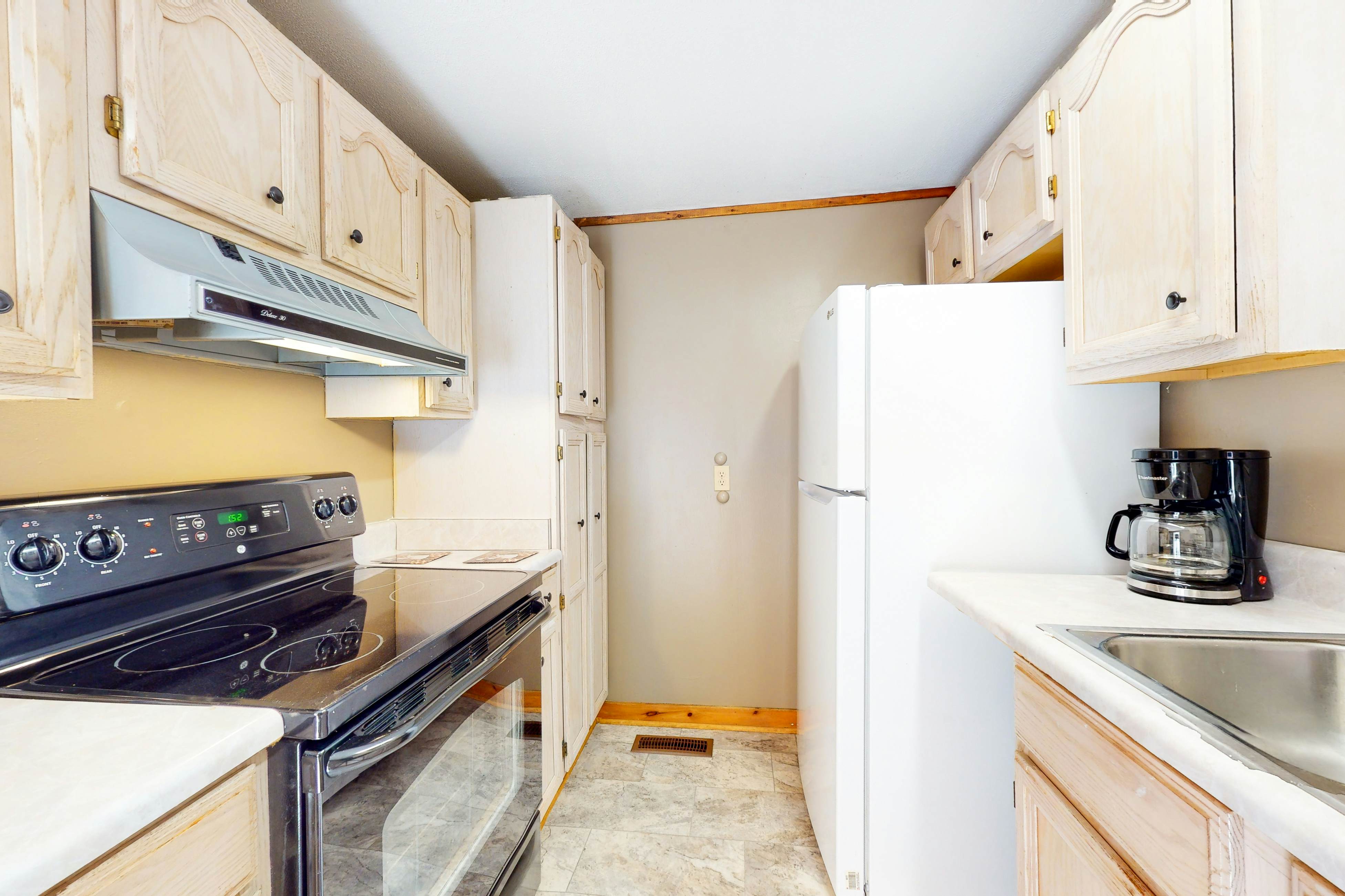 Relaxing Creekside Cabin, Sleeps 4・1-mi to Parkway