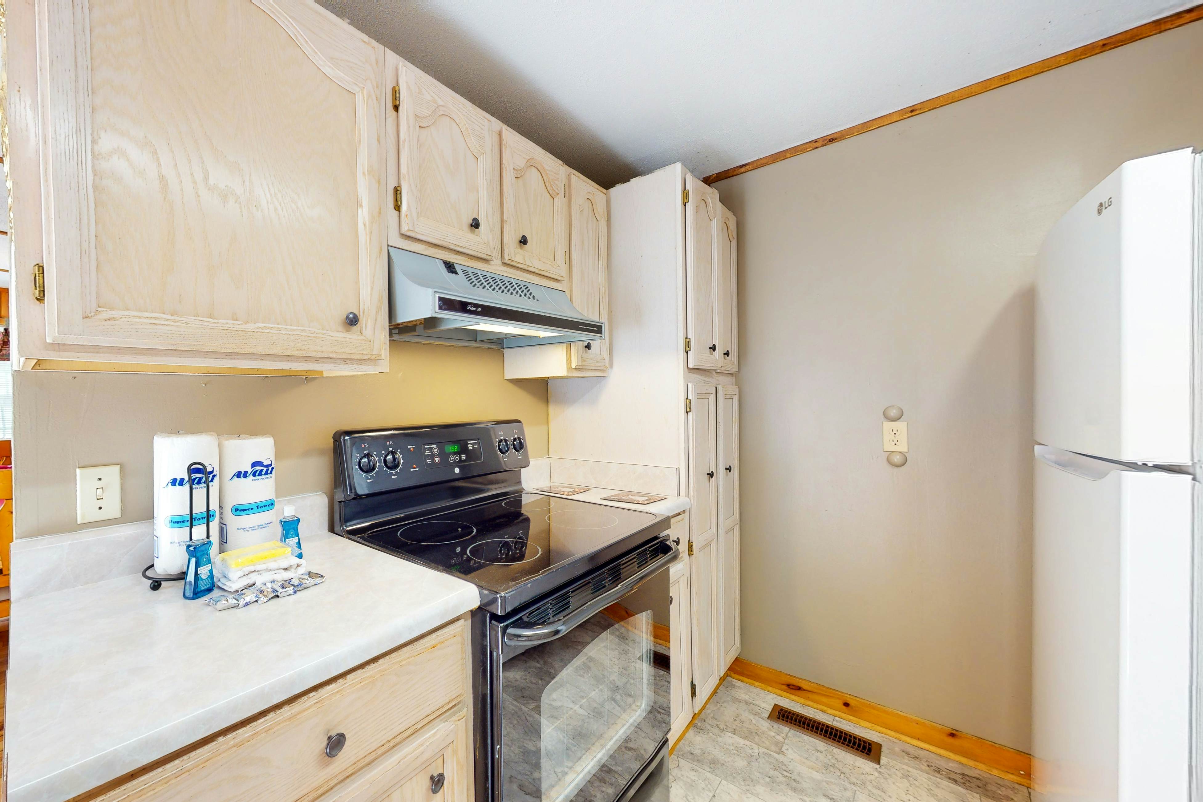 Relaxing Creekside Cabin, Sleeps 4・1-mi to Parkway