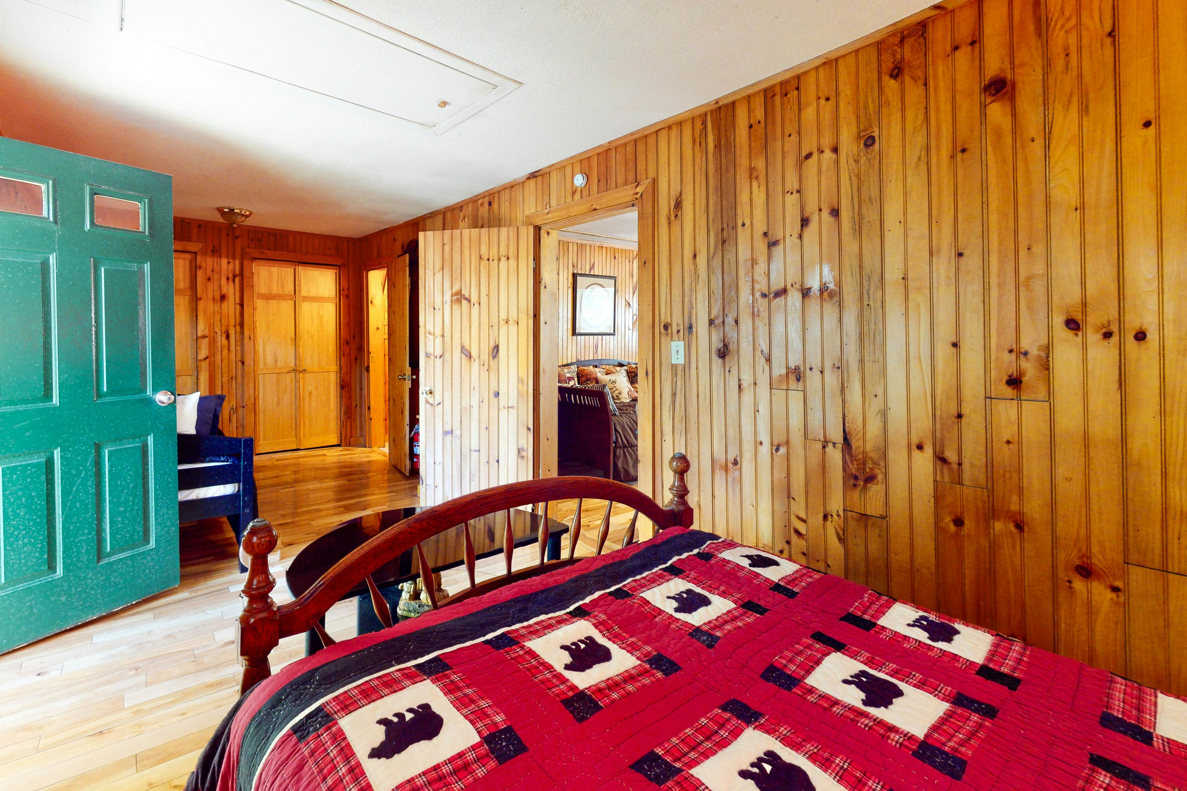 Relaxing Creekside Cabin, Sleeps 4・1-mi to Parkway