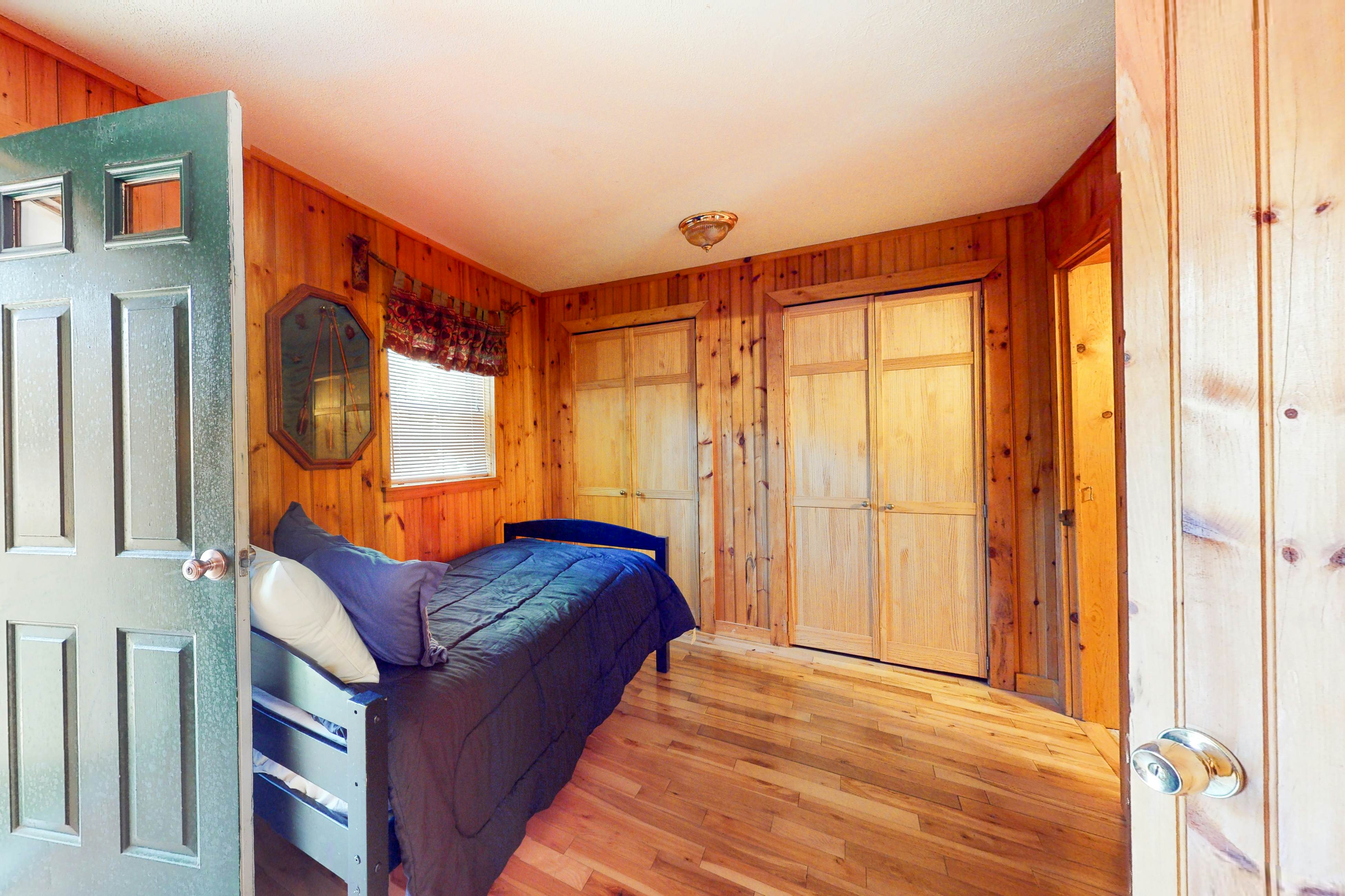 Relaxing Creekside Cabin, Sleeps 4・1-mi to Parkway