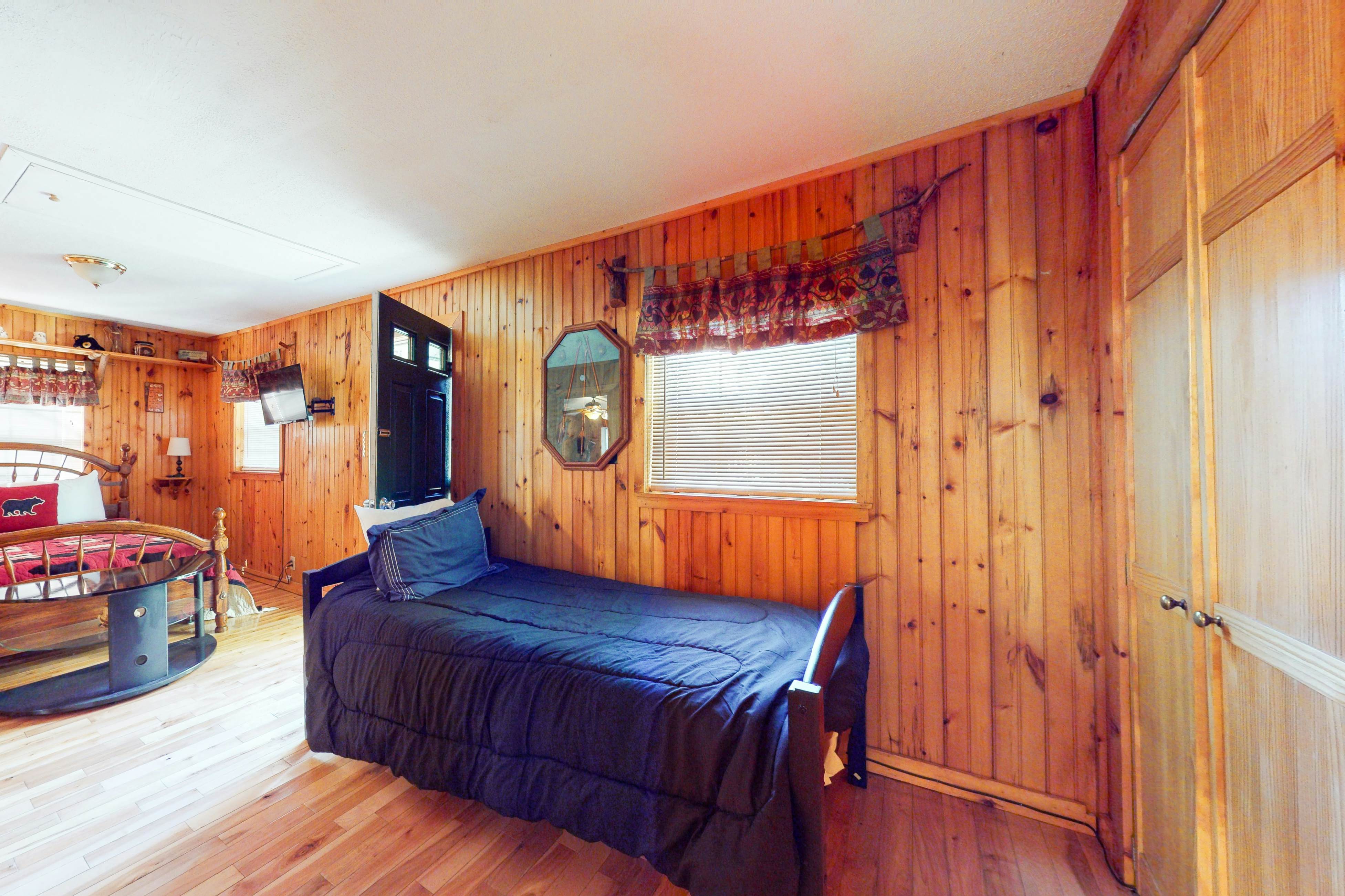 Relaxing Creekside Cabin, Sleeps 4・1-mi to Parkway