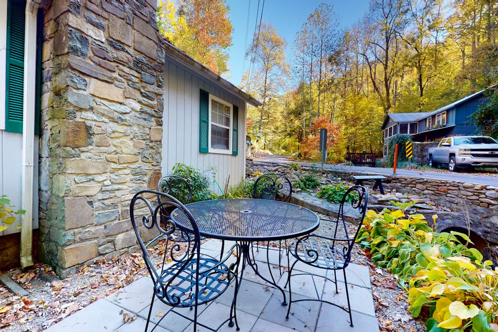 Welcome to this 1 bedroom, 1 bathroom Smoky Mountain cabin with classic log charm and a creekside setting.

・Private patio and outdoor seating by Baskins Creek
・Wood-paneled living room with fireplace and cable TV
・Full kitchen plus dining table for easy meals
・1 mile to Anakeesta
・6.8 mile to the Parkway
・1.3 miles to Gatlinburg SkyPark 
・1.6 miles to Great Smoky Mountains National Park

Settle in, relax by the water, and enjoy an easy Gatlinburg stay.