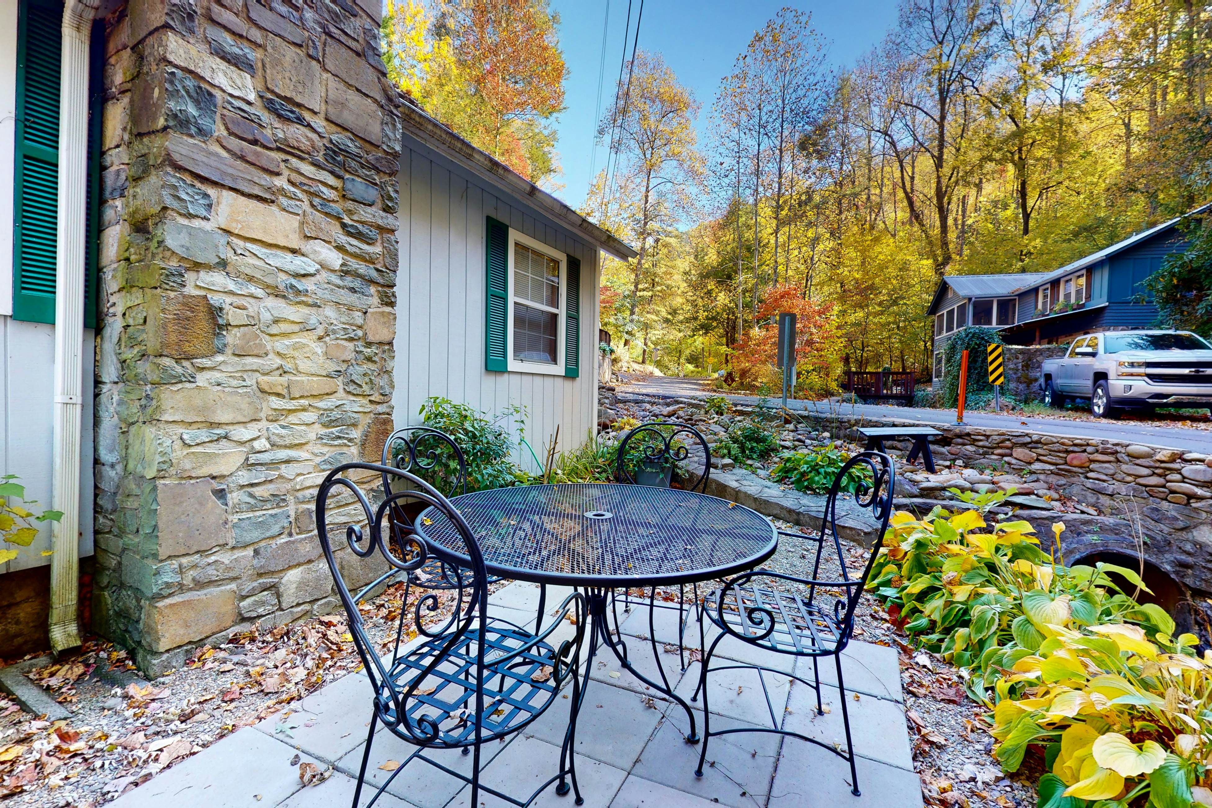 Relaxing Creekside Cabin, Sleeps 4・1-mi to Parkway