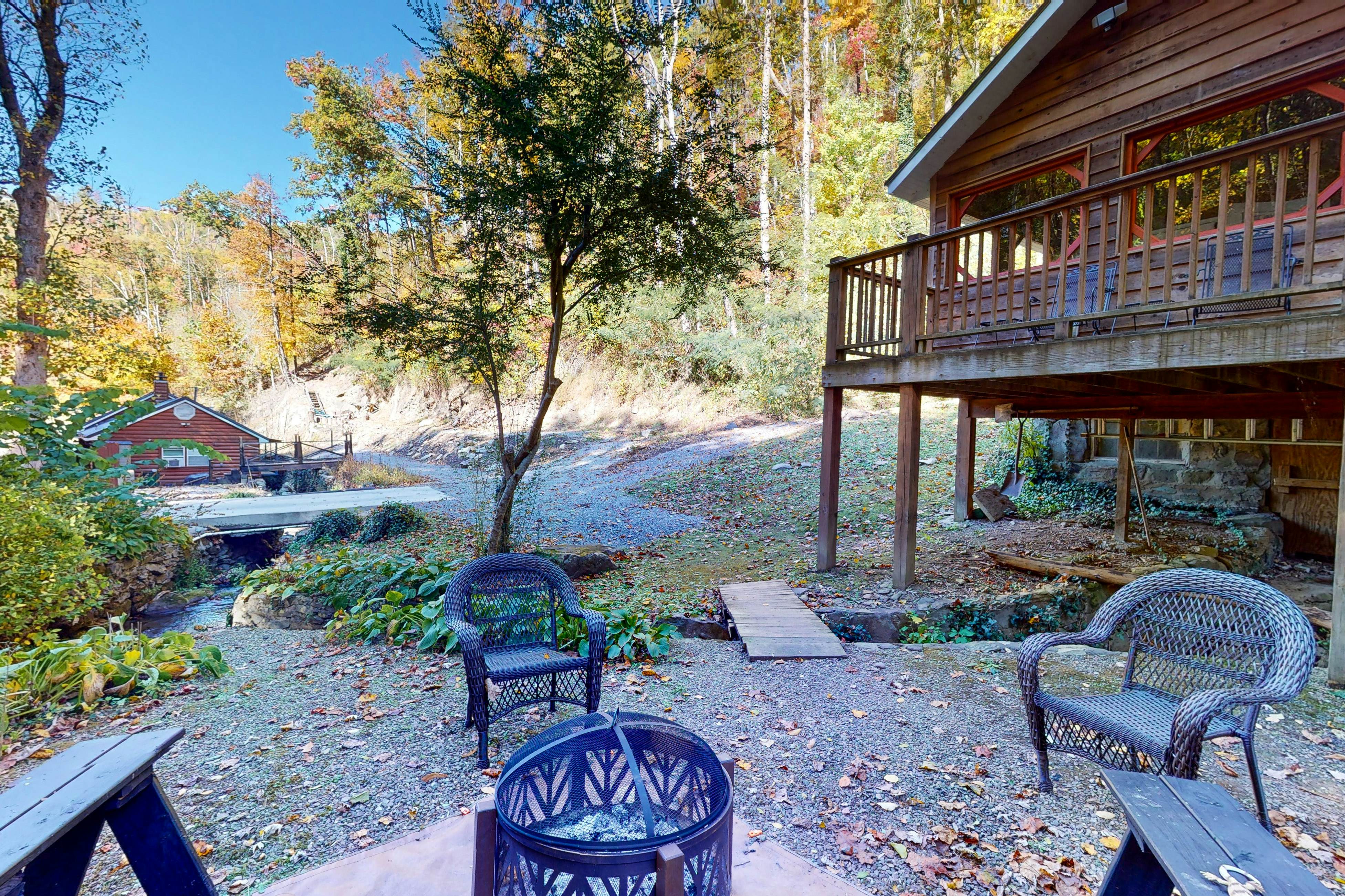 Relaxing Creekside Cabin, Sleeps 4・1-mi to Parkway