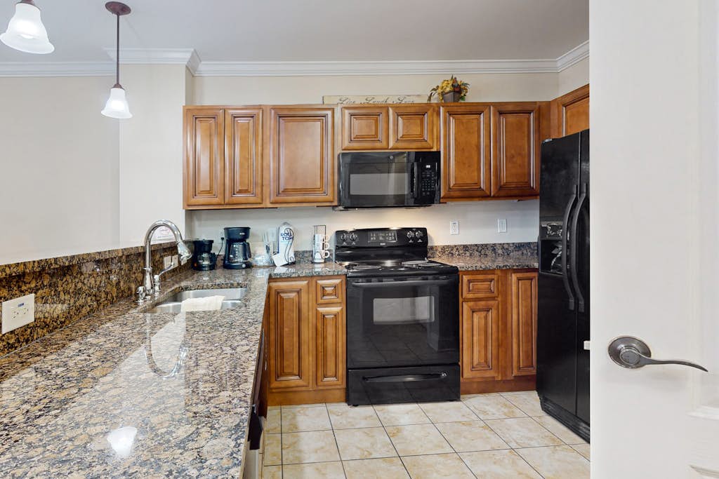 Central Condo, Sleep 6, Balcony, Shared Pool, Hot Tub